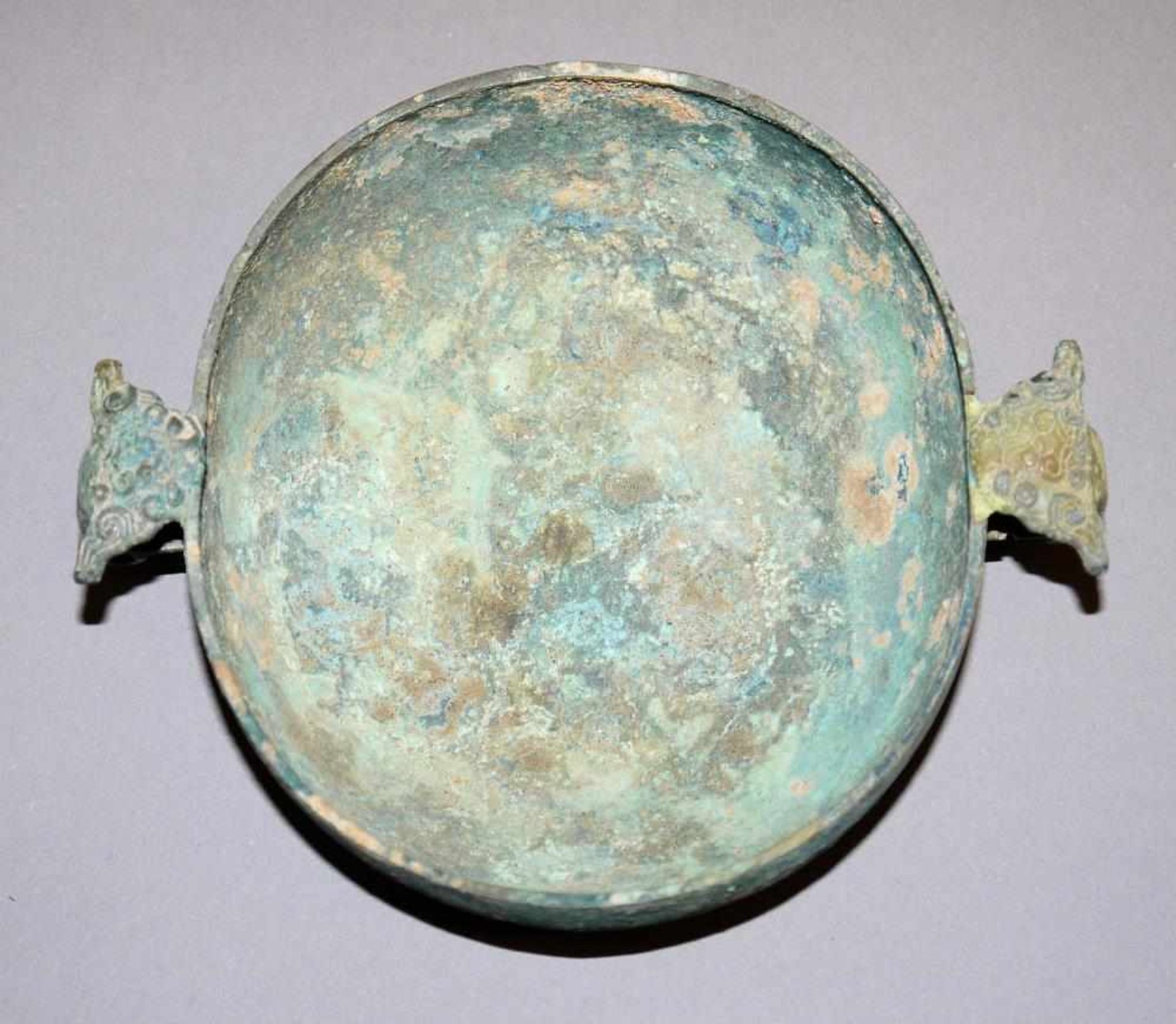 Bronzeschale mit Taotie-Henkeln, Streitende Reiche, China 5.- 3 Jh. v. Chr. Ovale Schale mit - Bild 3 aus 4