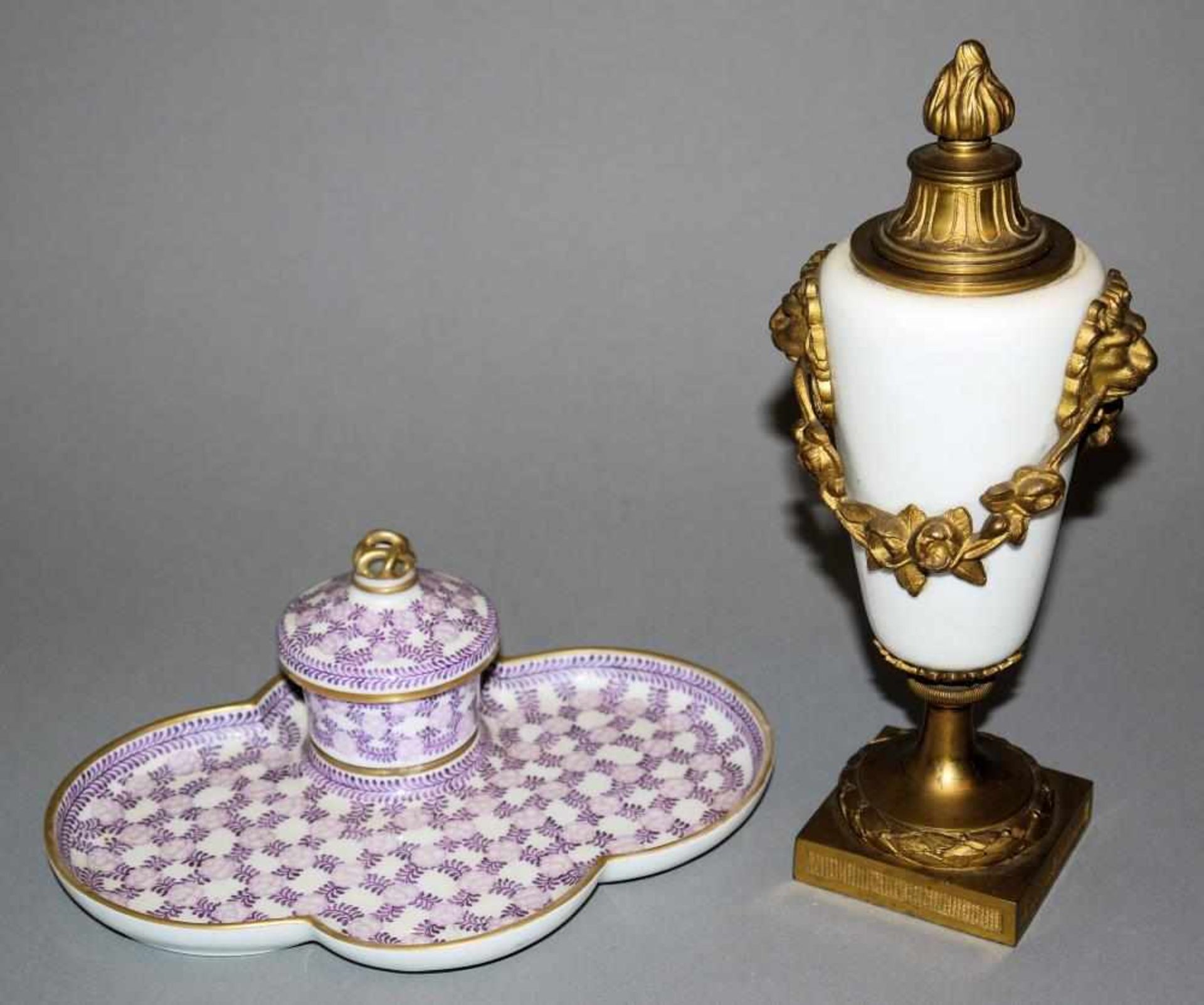 Schreibablage mit Tintenfass, Nymphenburg um 1900 & Porzellan-Pokal des Empire Vierpassige