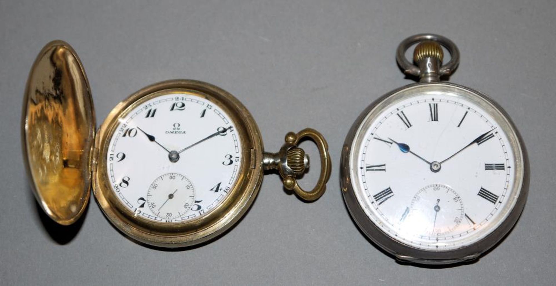 Zwei Omega-Taschenuhren um 1910/20 Savonette mit Sprungdeckel-Gehäuse in Golddoublé, Dekor etwas