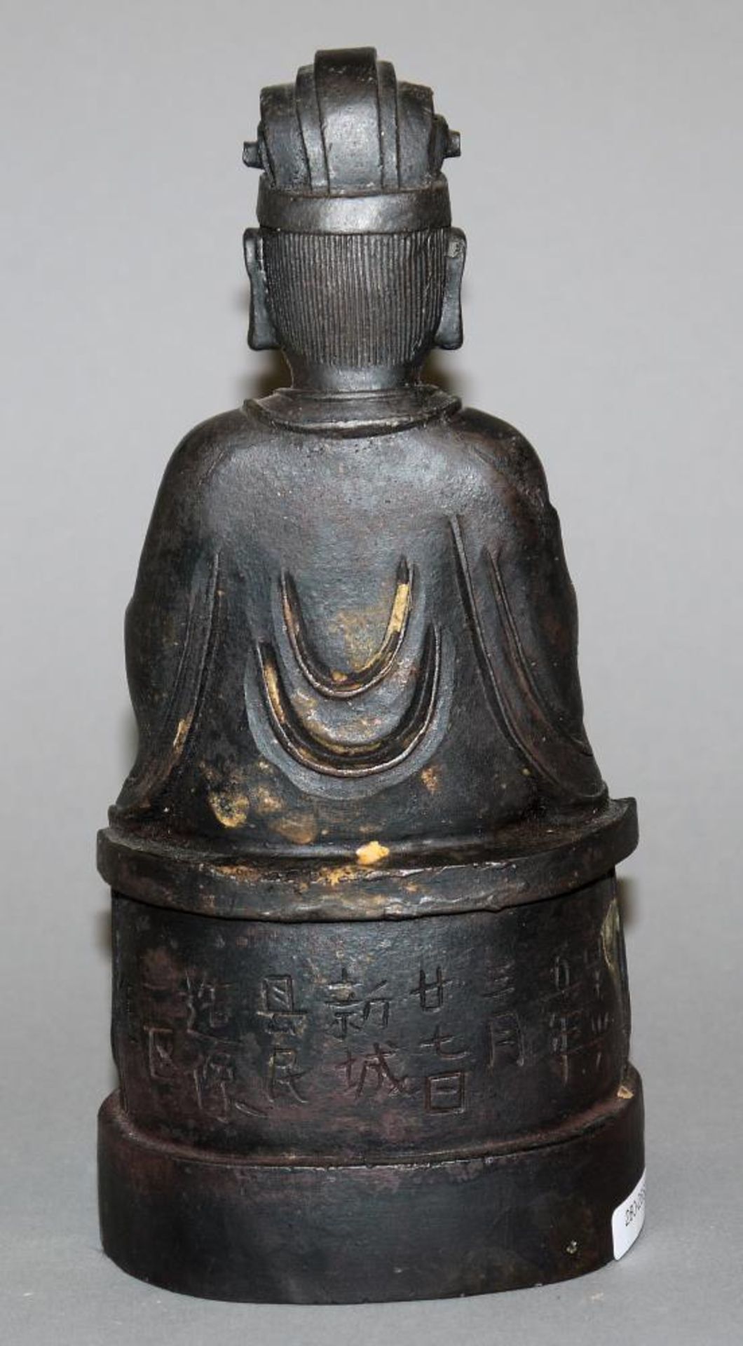 Bronzeplastik eines Himmelsbeamten, China 20. Jh. Der Beamtengott mit verschränkten Armen auf - Image 2 of 2