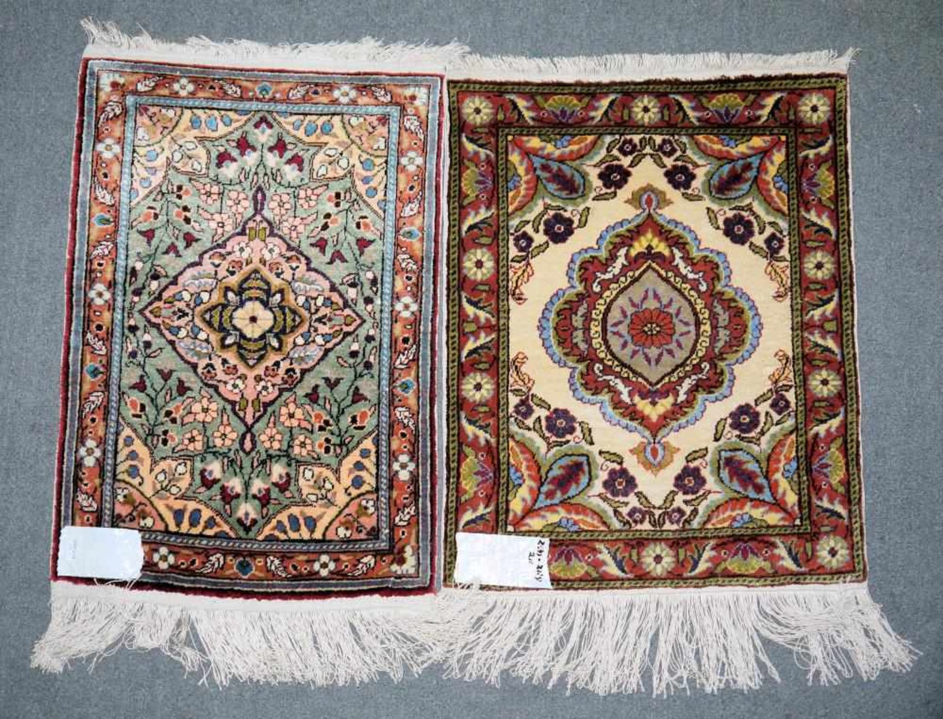 Zwei kleine Seiden-Teppiche, Ghom, Persien Seide/ Seide, einmal rotbraun- und grüngrundig mit