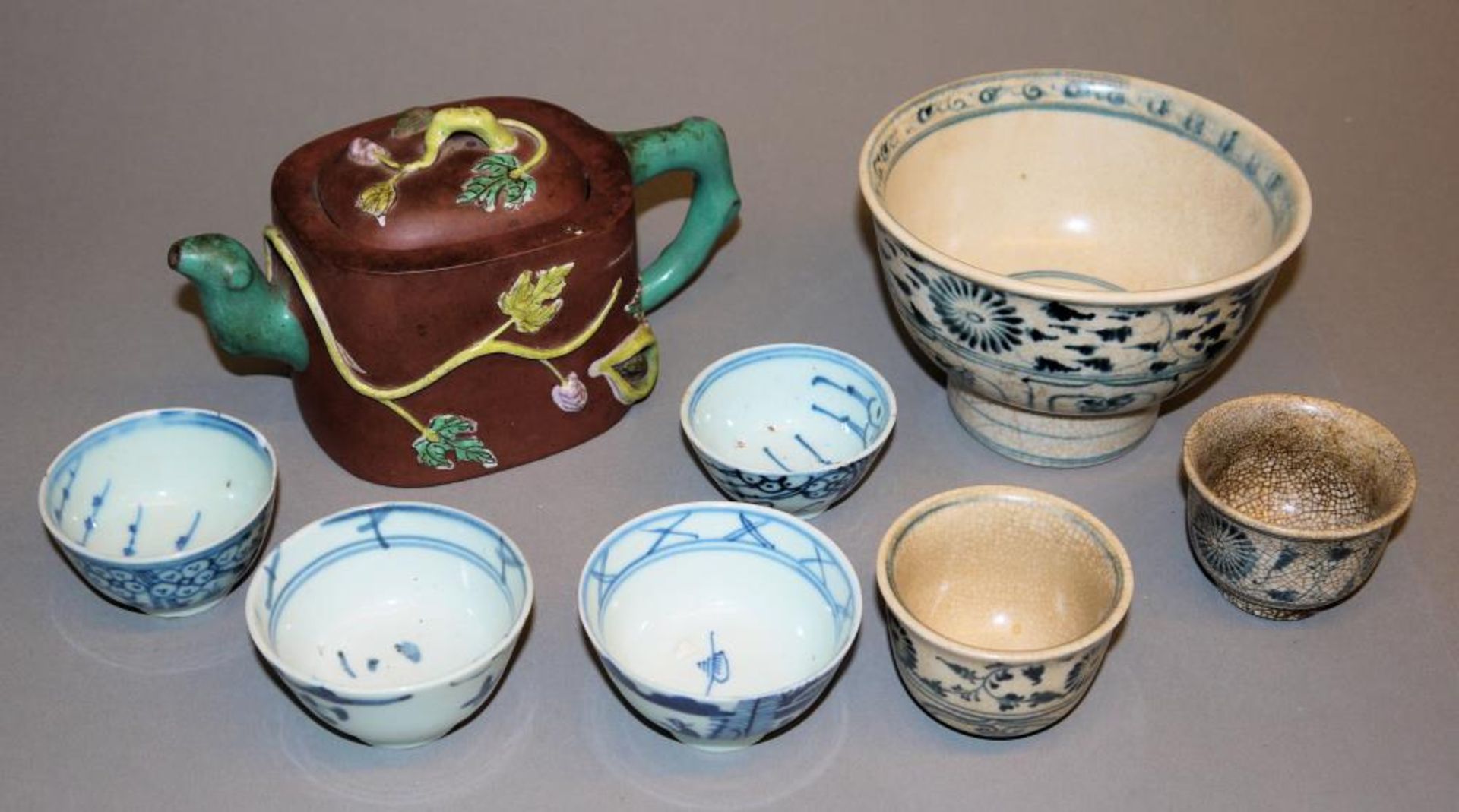 Acht asiatische Porzellane, China und Vietnam, ab 15. Jh. Große Blau-Weiß-Schale, wohl Hoi An-