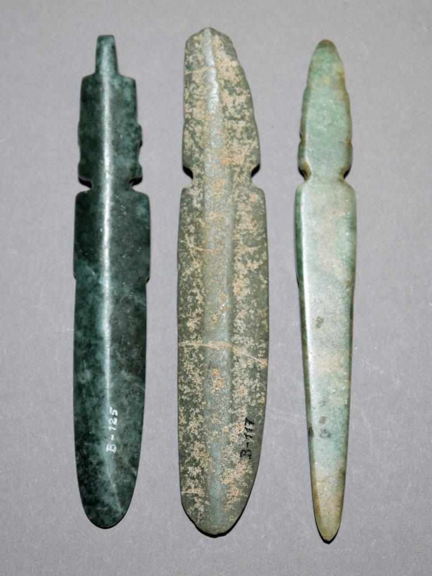 Drei präkolumbische „Axtgottheiten“ aus Jade, Nicoya-Kultur, Costa Rica 1. Jh. v. Chr. – 5. Jh. n. - Bild 2 aus 2