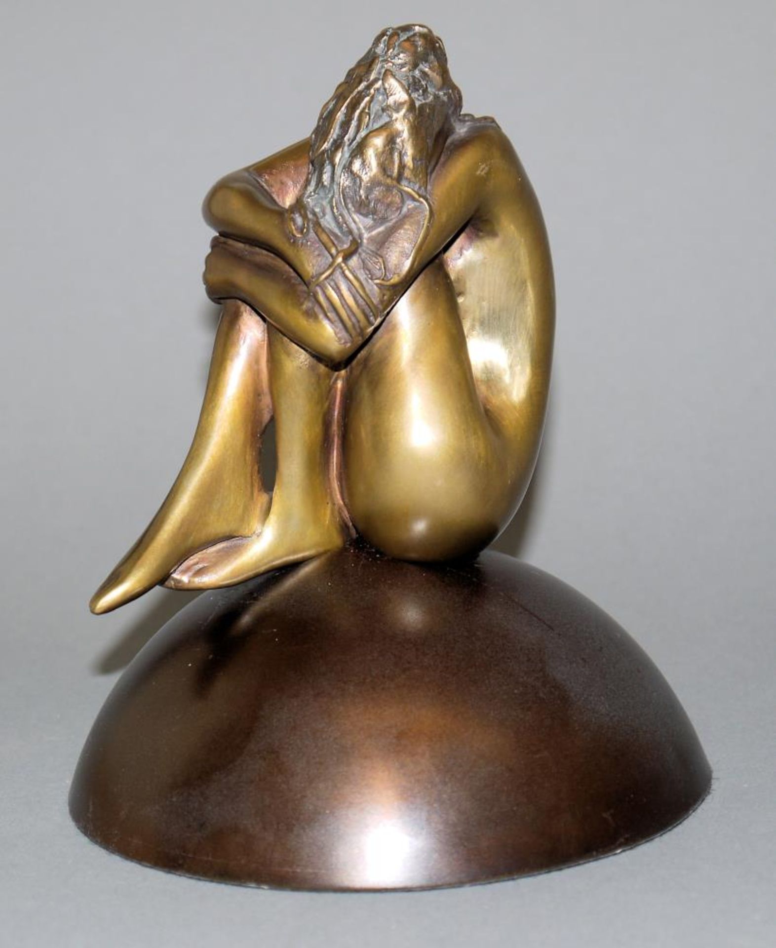 Bruno Bruni, Bronzeplastik „La Felicita“ Bruno Bruni, *1935, Kauernder Akt mit angezogenen Beinen