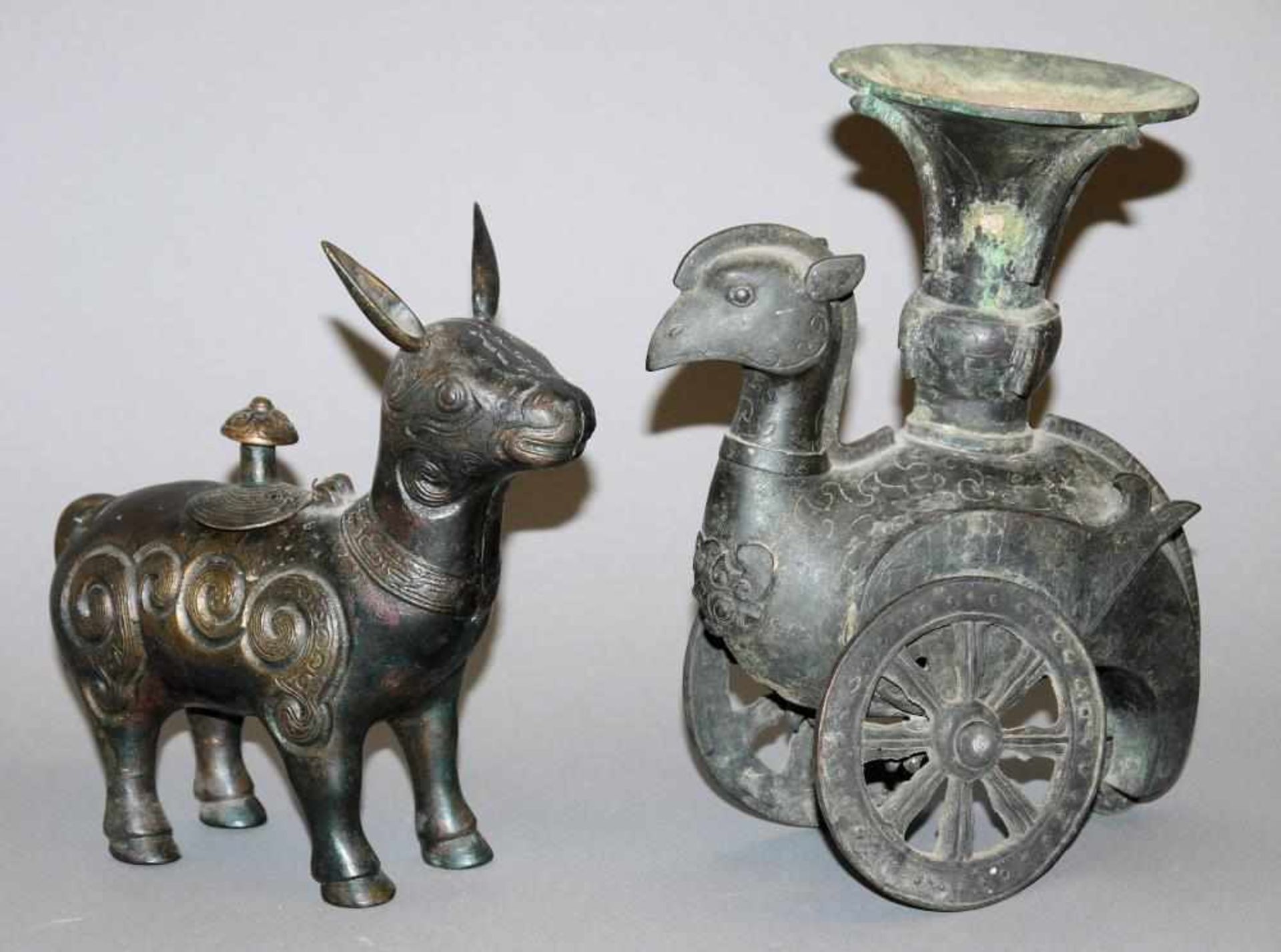 Zwei archaisierende „Zun“, Bronzegefäße in Tierform, späte Qing-Zeit, China 19. Jh. Ursprünglich