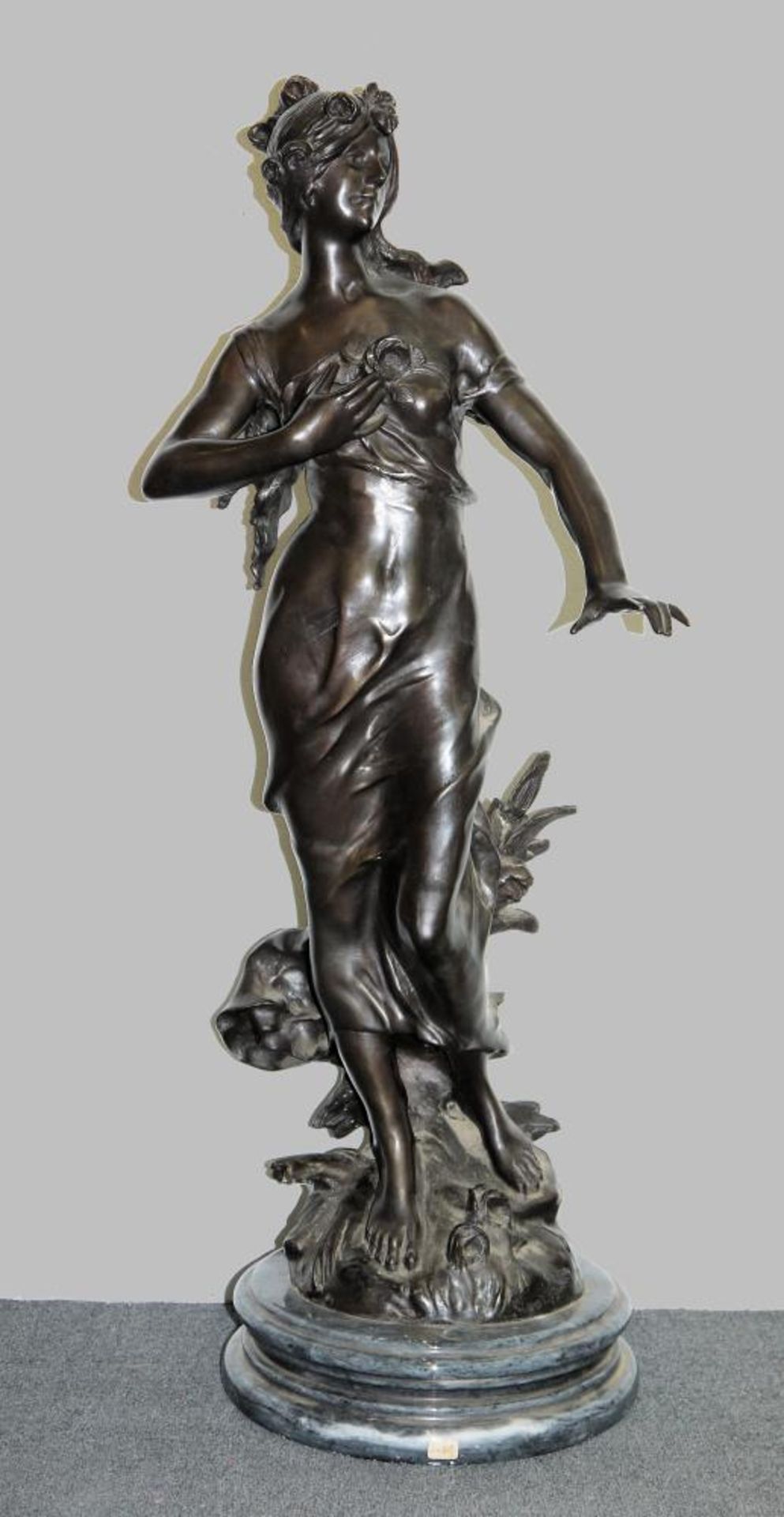 Auguste Moreau, große Bronzeplastik Jugendstil-Schönheit Auguste Moreau, 1834 - 1917, Junge Frau mit