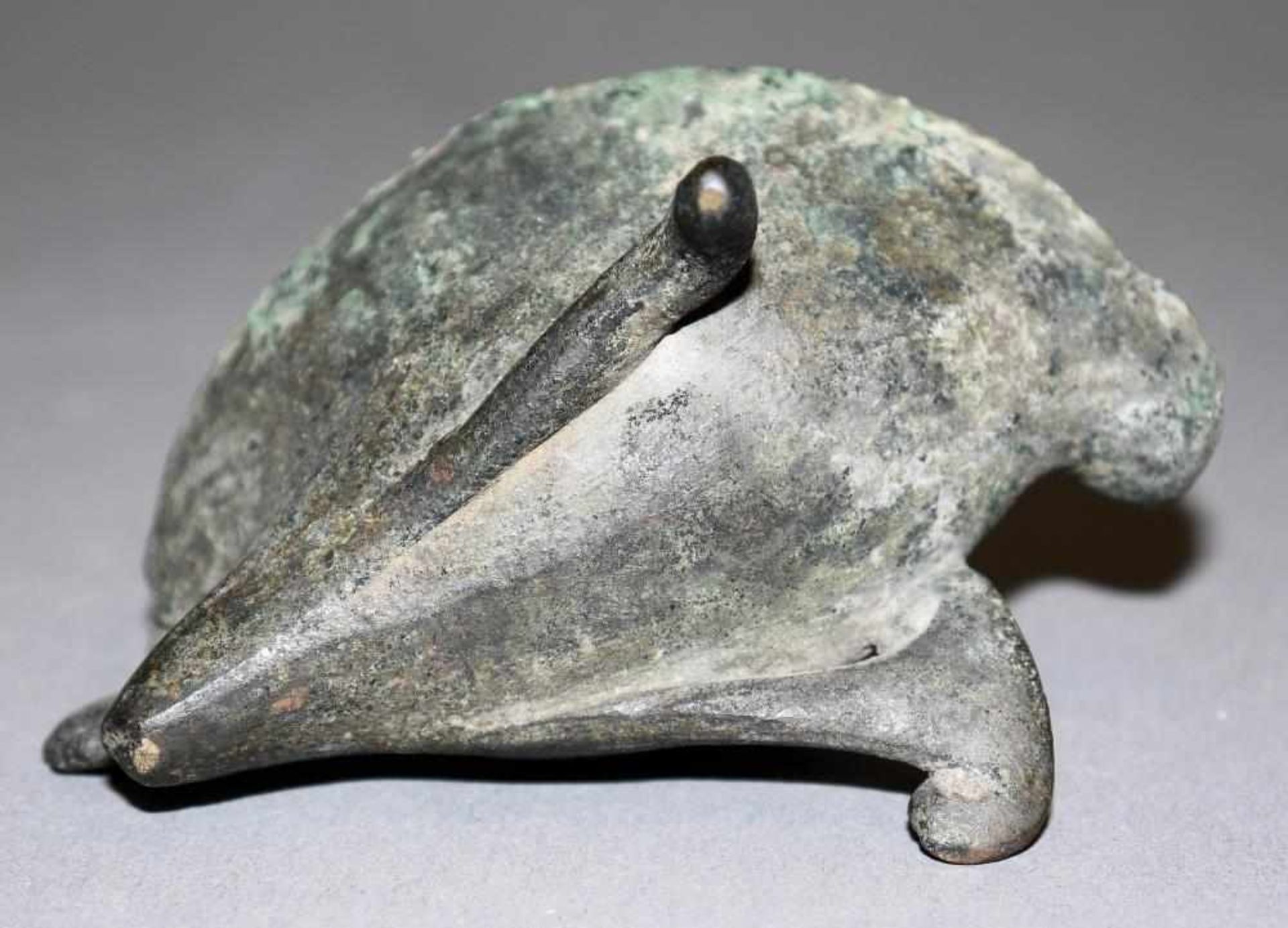 Kleine Pinsel-Waschschale aus Bronze, wohl Qing-Zeit, 18. Jh. Bronzeschale in Form einer Frucht - Image 2 of 2