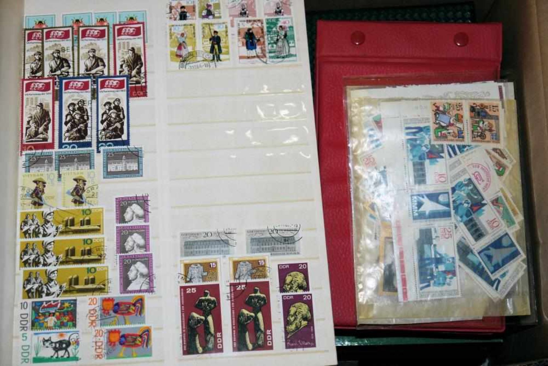 Umfangreiche Briefmarkensammlung für Selbstbesichtiger Über tausend Marken und Ersttagsbriefe,
