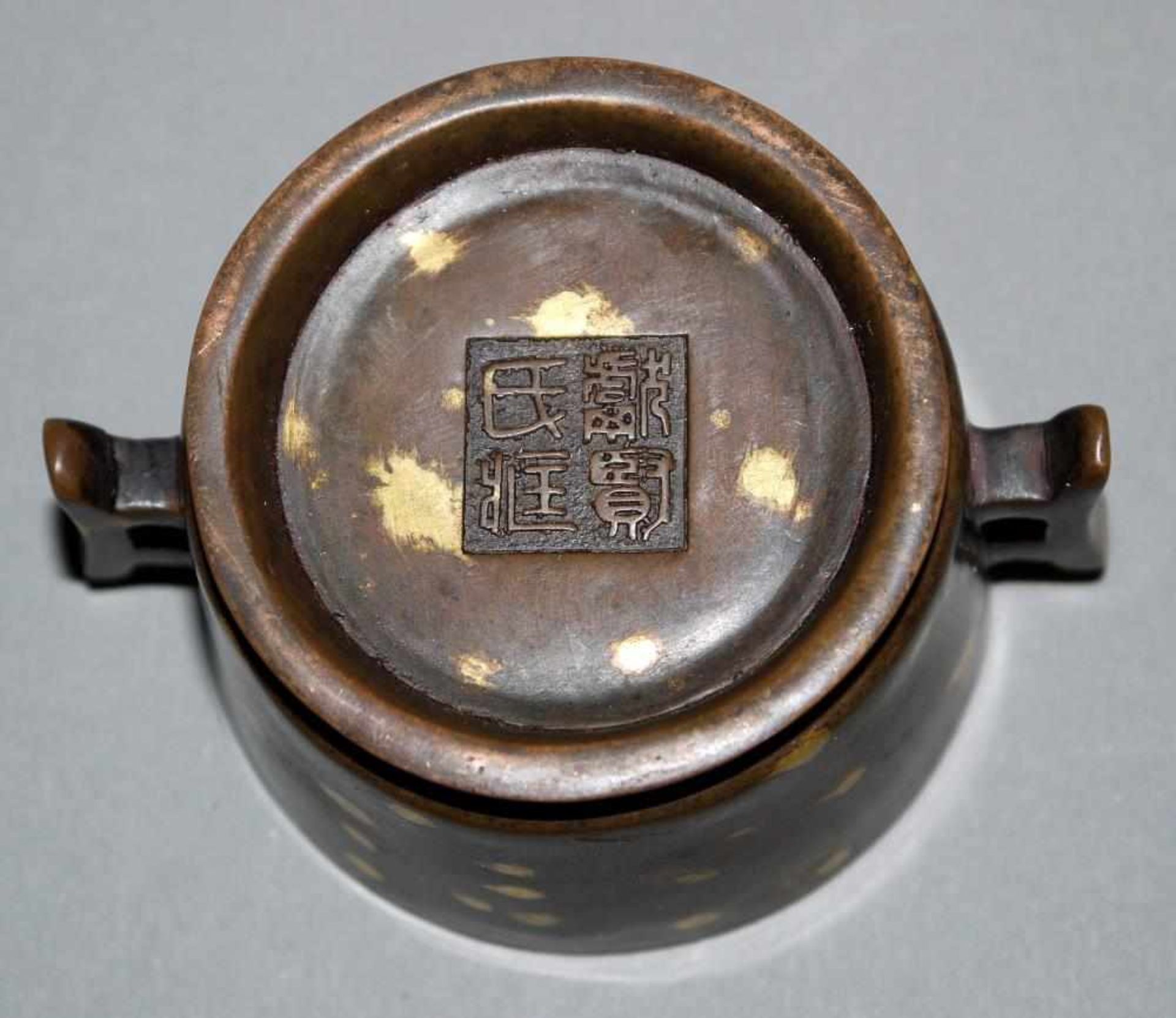 Kleiner Weihrauchbrenner aus Goldsplash-Bronze, China um 1900 Leicht konisch sich weitende Wandung - Image 2 of 2