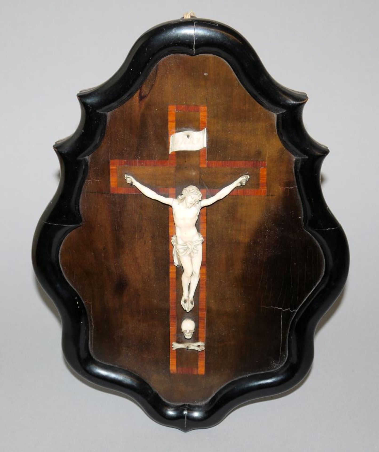 Sehr feiner Elfenbein-Kruzifixus, im ebonisierten Rahmen, 18. Jh. Kruzifixus, 4-Nagel-Typus, L: 10,5