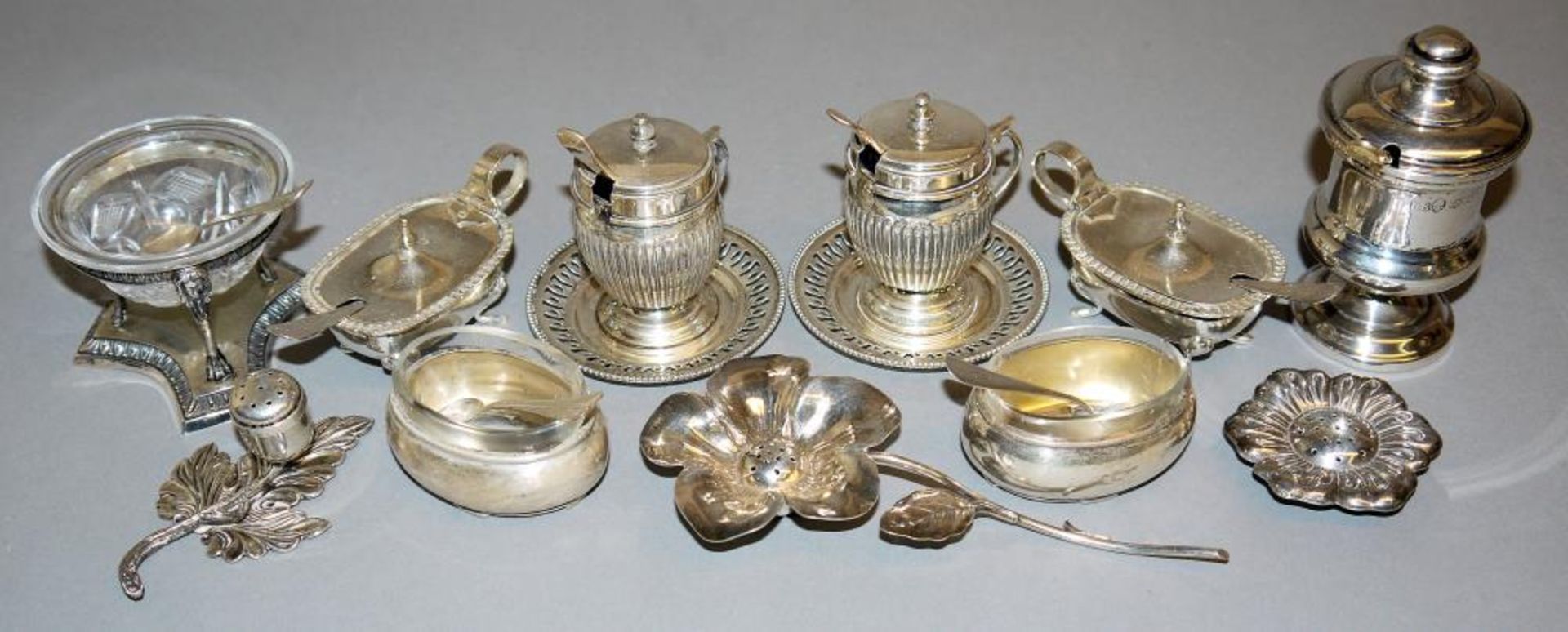 Elf Gewürzbehälter in Silber, ca. 1900-1950 Acht Salièren oder Senftöpfchen mit Löffeln sowie drei