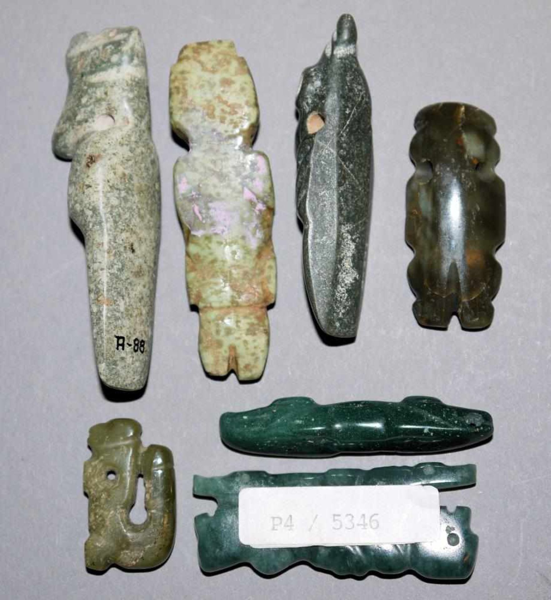 Sechs kleine präkolumbische Amulette aus Jade, Nicoya-Kultur, Costa Rica 1. Jh. v. Chr. – 5. Jh. - Bild 2 aus 2