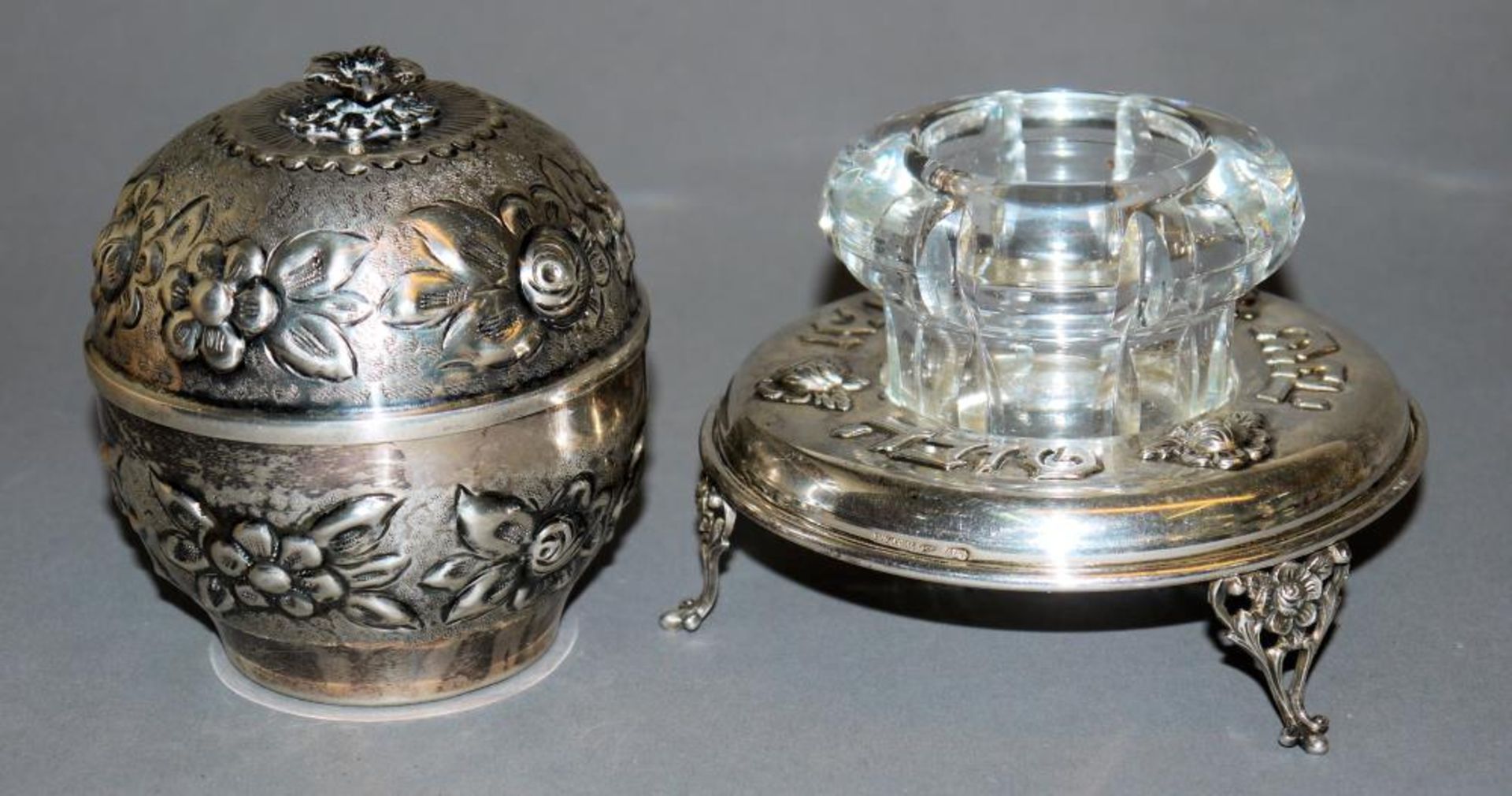 Zwei Judaica: Silberne Etrog-Dose und Neujahrs-Leuchter, Florenz 20. Jh. Kugelförmige Dose für die