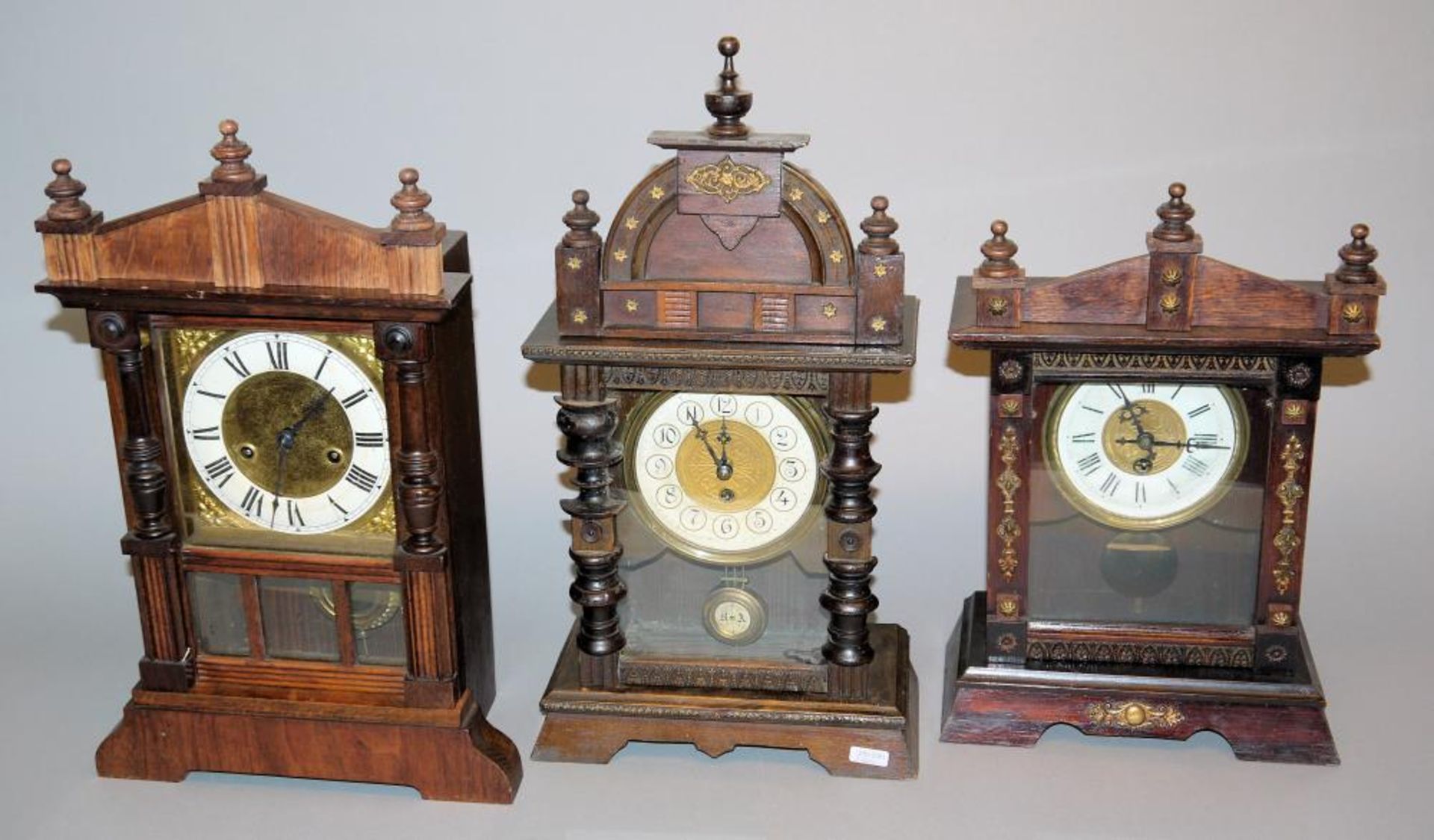 Drei Tischuhren um 1900 Drei dekorative „bracket clocks“, Holzgehäuse mit gedrechselten