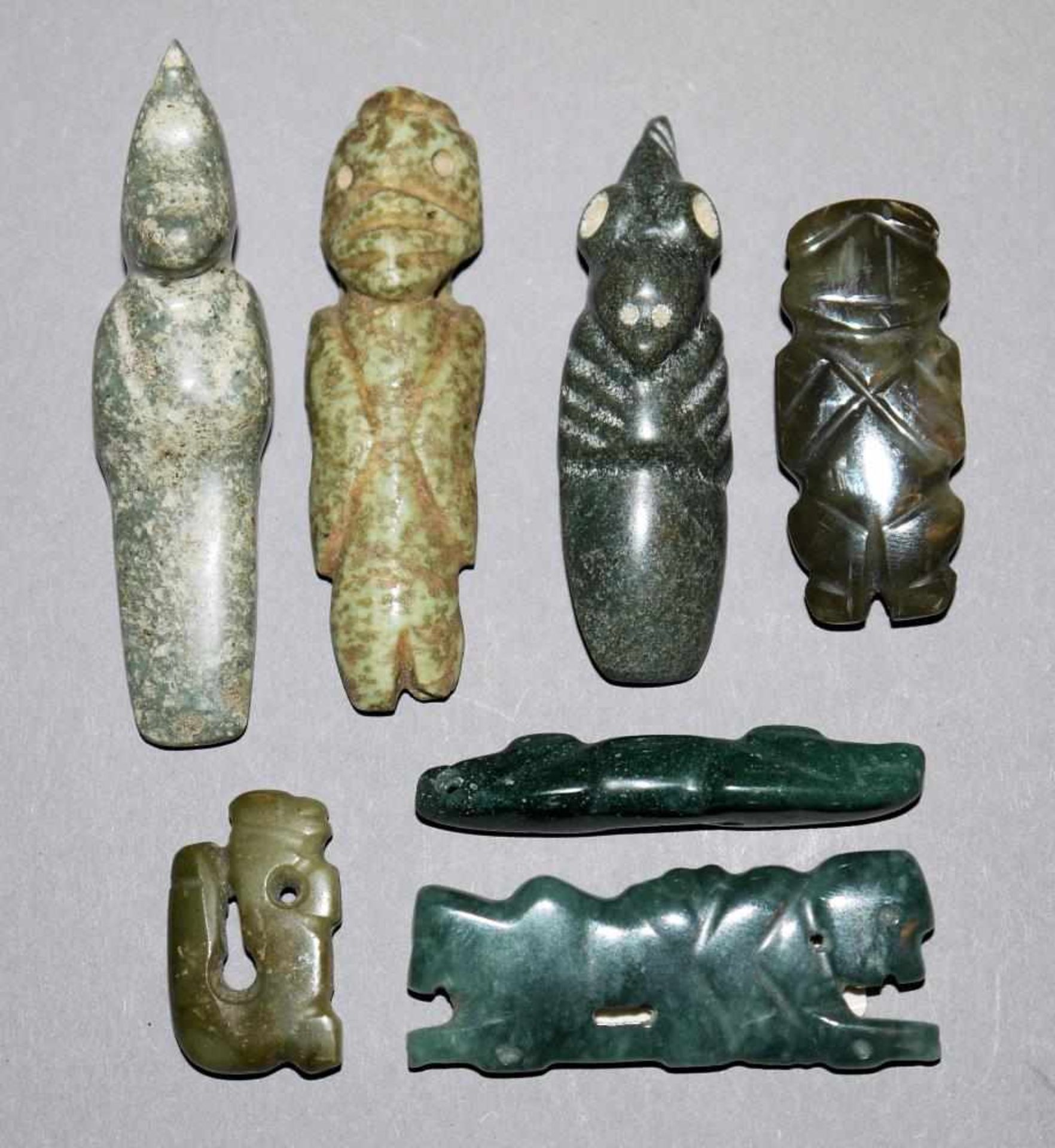 Sechs kleine präkolumbische Amulette aus Jade, Nicoya-Kultur, Costa Rica 1. Jh. v. Chr. – 5. Jh.