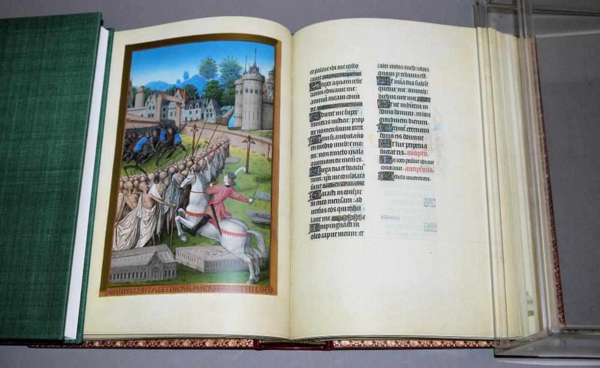 Les Très Riches Heures du Duc de Berry, edles Faksimile mit Kommentarband, in Plexiglas- Kassette,