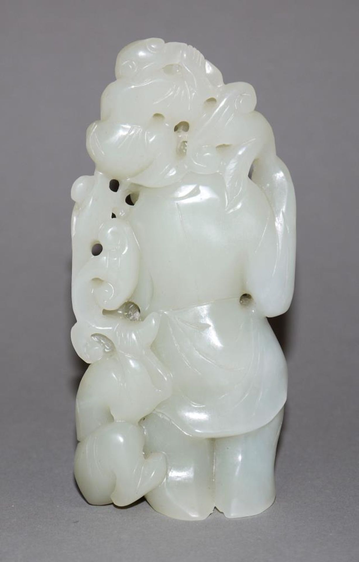 „Hehe“, chinesische Figurengruppe aus zartgrüner Jade Drei lachende Glücksknaben mit Lingzhi-Pilzen, - Image 2 of 2