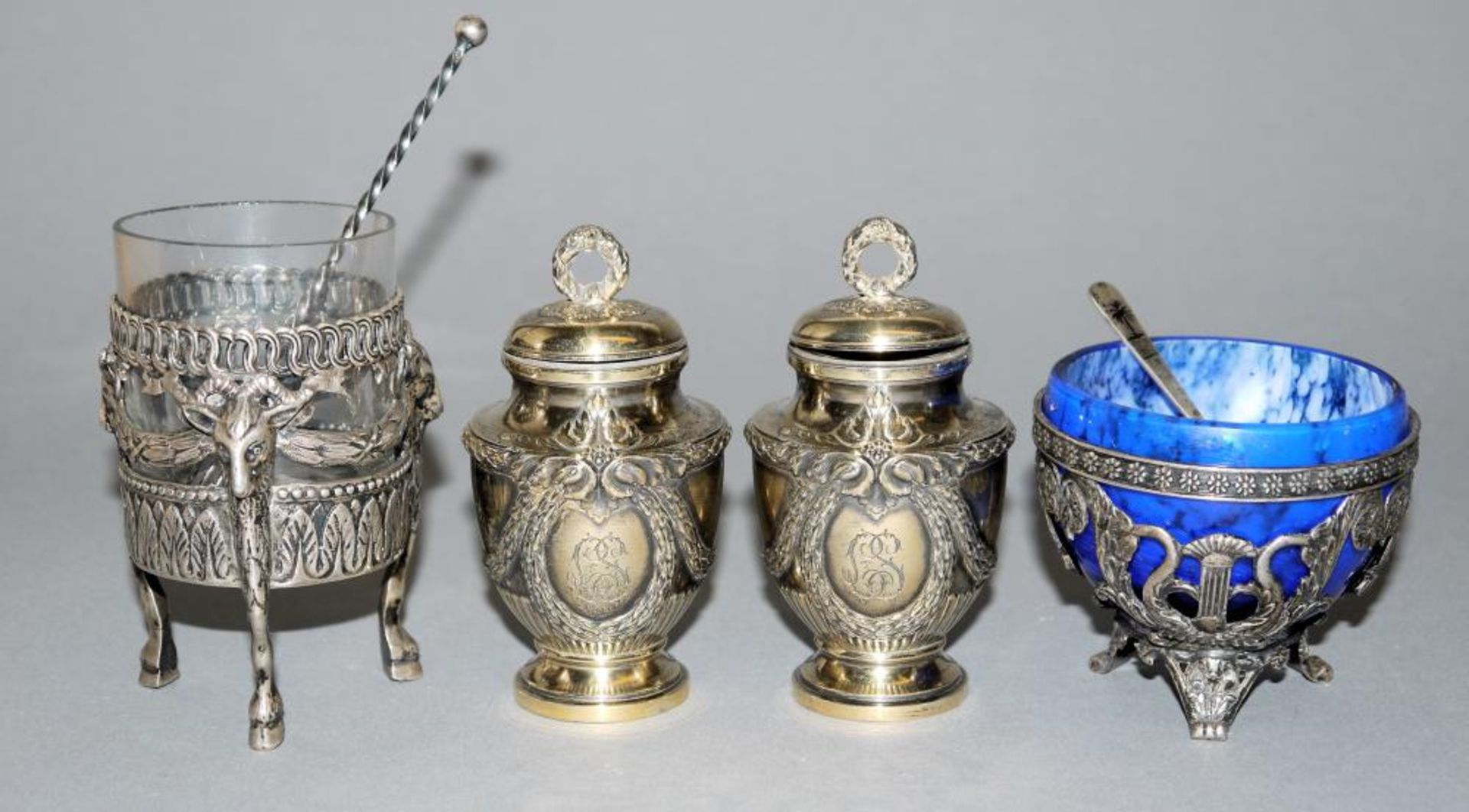 Paar Gewürzbehälter, Silber, Frankreich, 19. Jh. und zwei Gewürzschalen mit Glaseinsatz, Silber