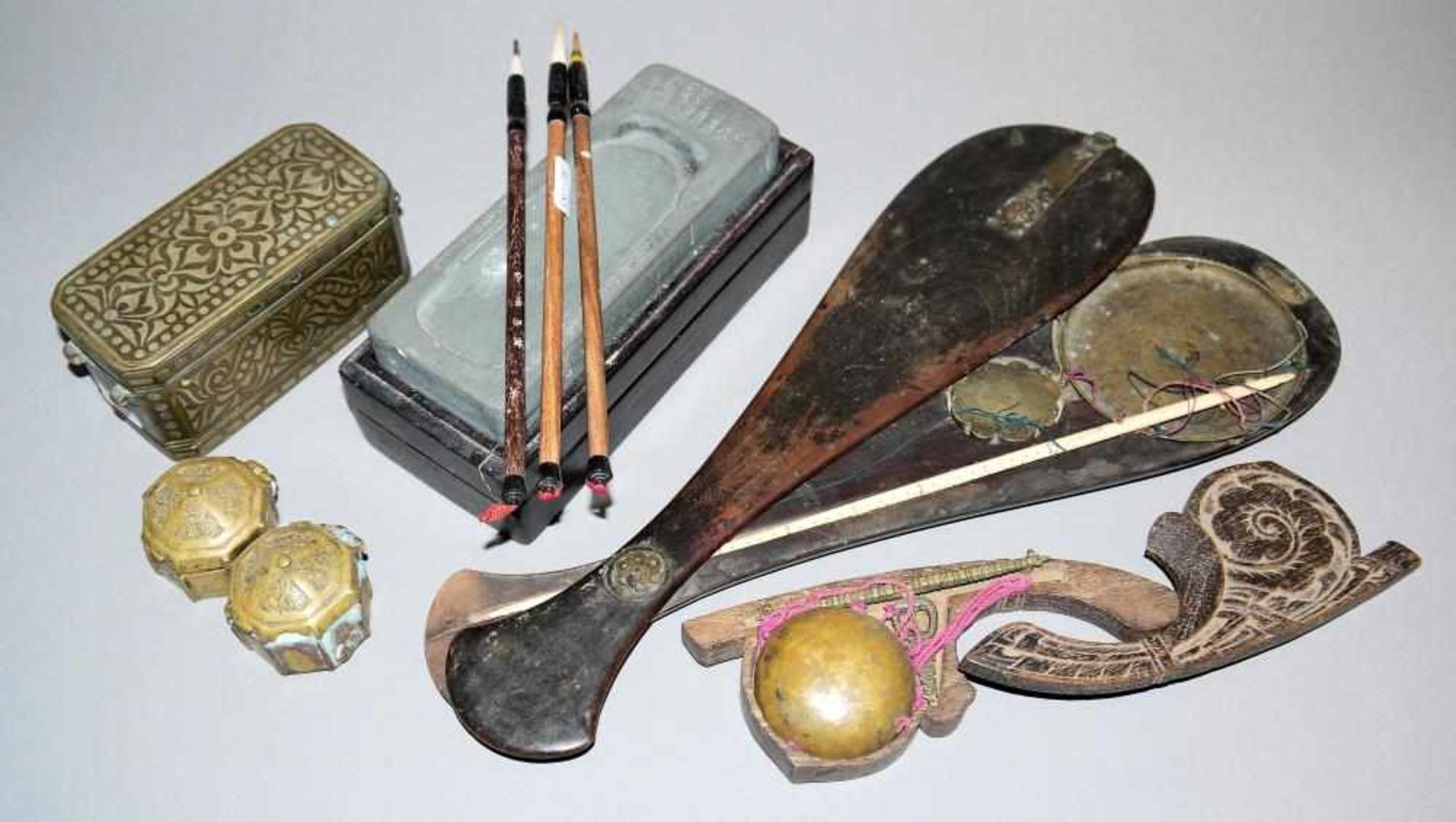 Acht asiatische Gebrauchsantiquitäten des 19. Jh. Chinesische Feinwaage in fischförmigem Holzkasten,