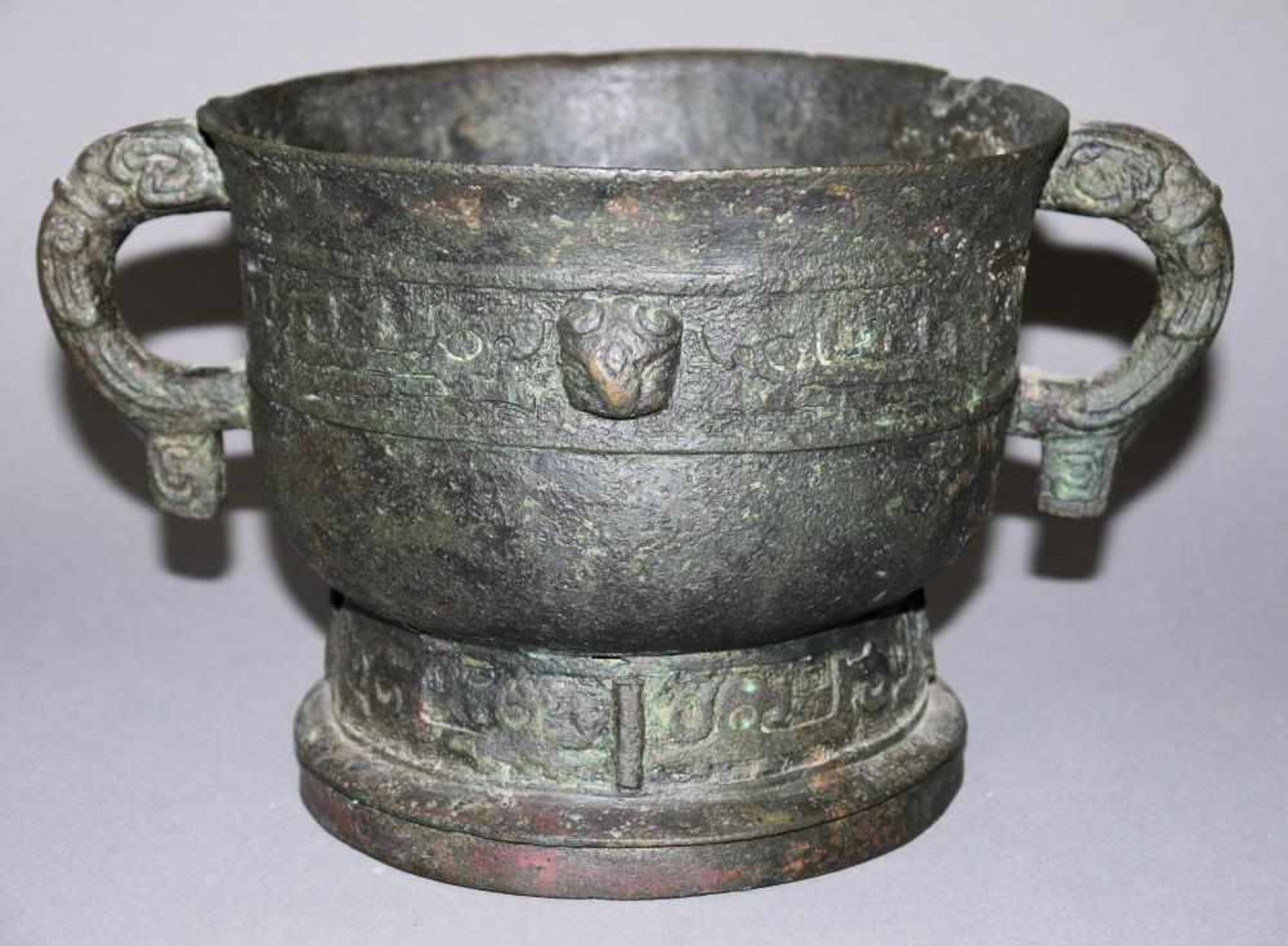 Archaisierendes Bronzegefäß Form Gui, wohl Ming-Zeit, China 14.-16. Jh. Bo Gui, rituelles