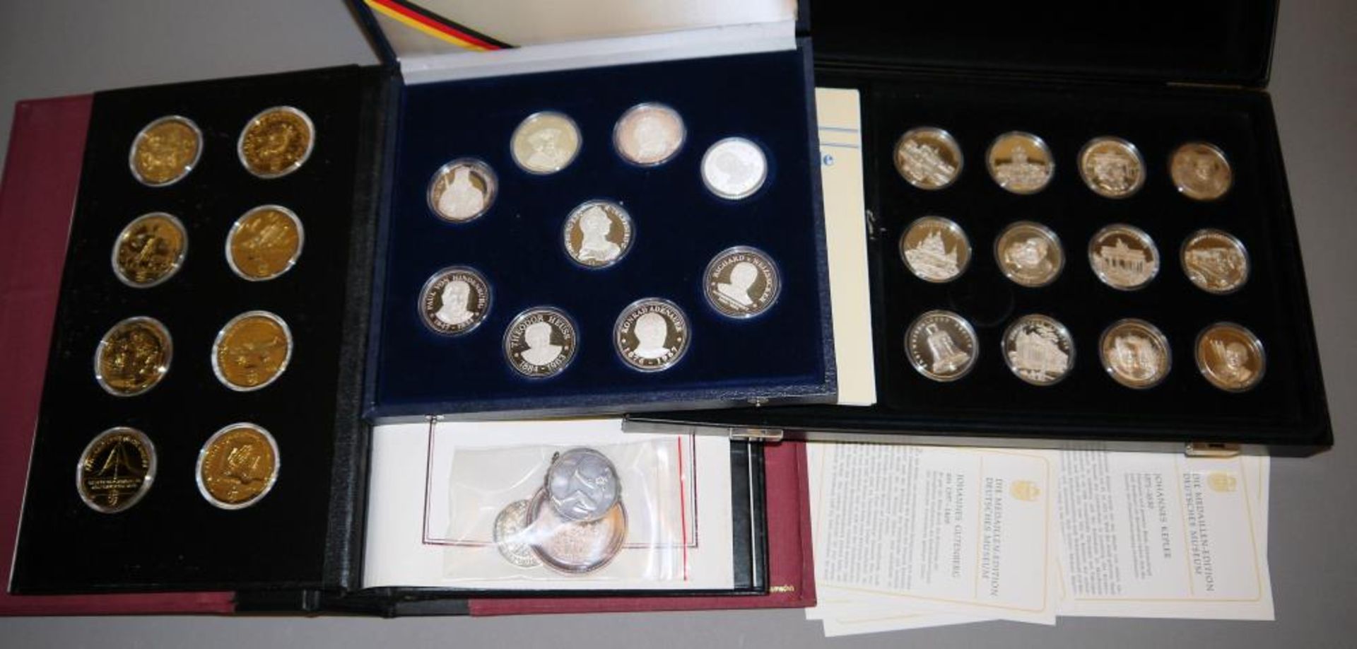 Große Sammlung Silber-Medaillen des 20. Jh. 32 hartvergoldete Feinsilber-Medaillen „Die Medaillen