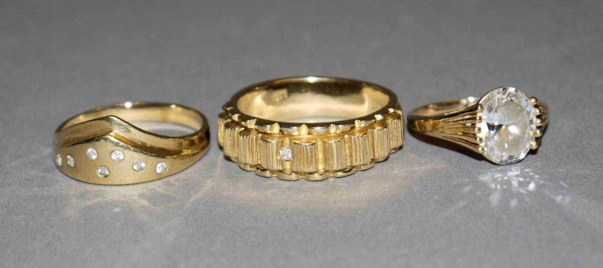 Drei Ringe mit weißen Steinen (Saphiren?), Gold 14kt Gelbgold, besetzt mit weißem Stein, weißer