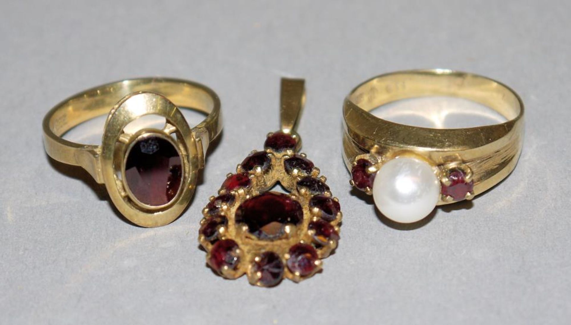 Zwei Ringe mit Granat und Perle sowie Granat-Angänger, Gold 8kt Gold, einmal besetzt mit ovalem