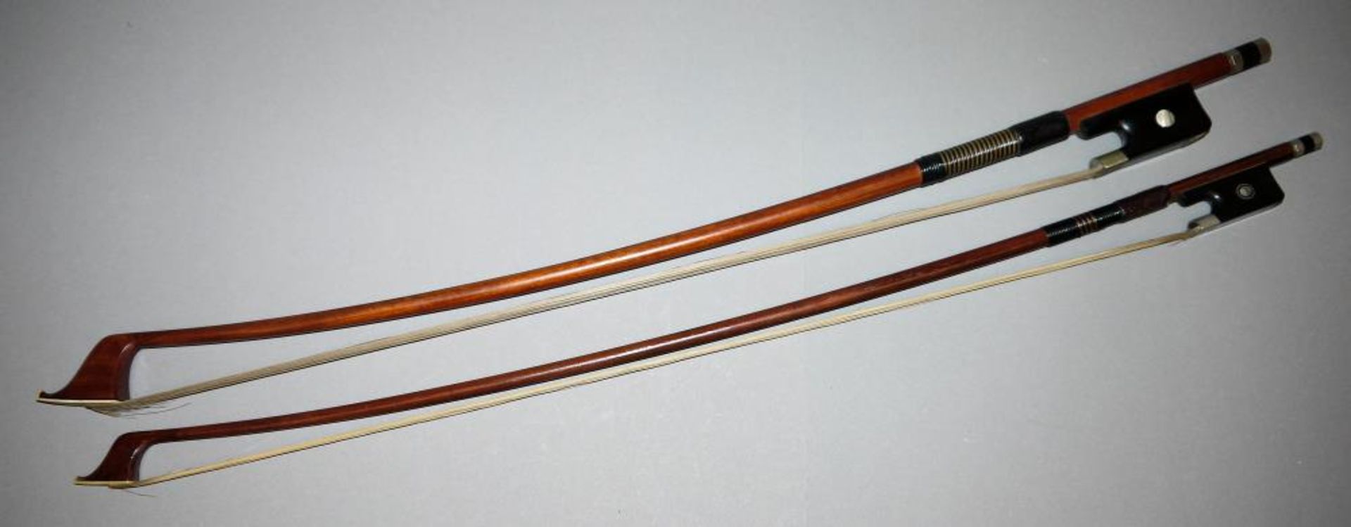 Zwei Cello-Bögen, einmal Roderich Paesold Zwei Cello-Bögen, Brasilholz, 64,5/ 68 cm, einmal signiert - Bild 2 aus 2