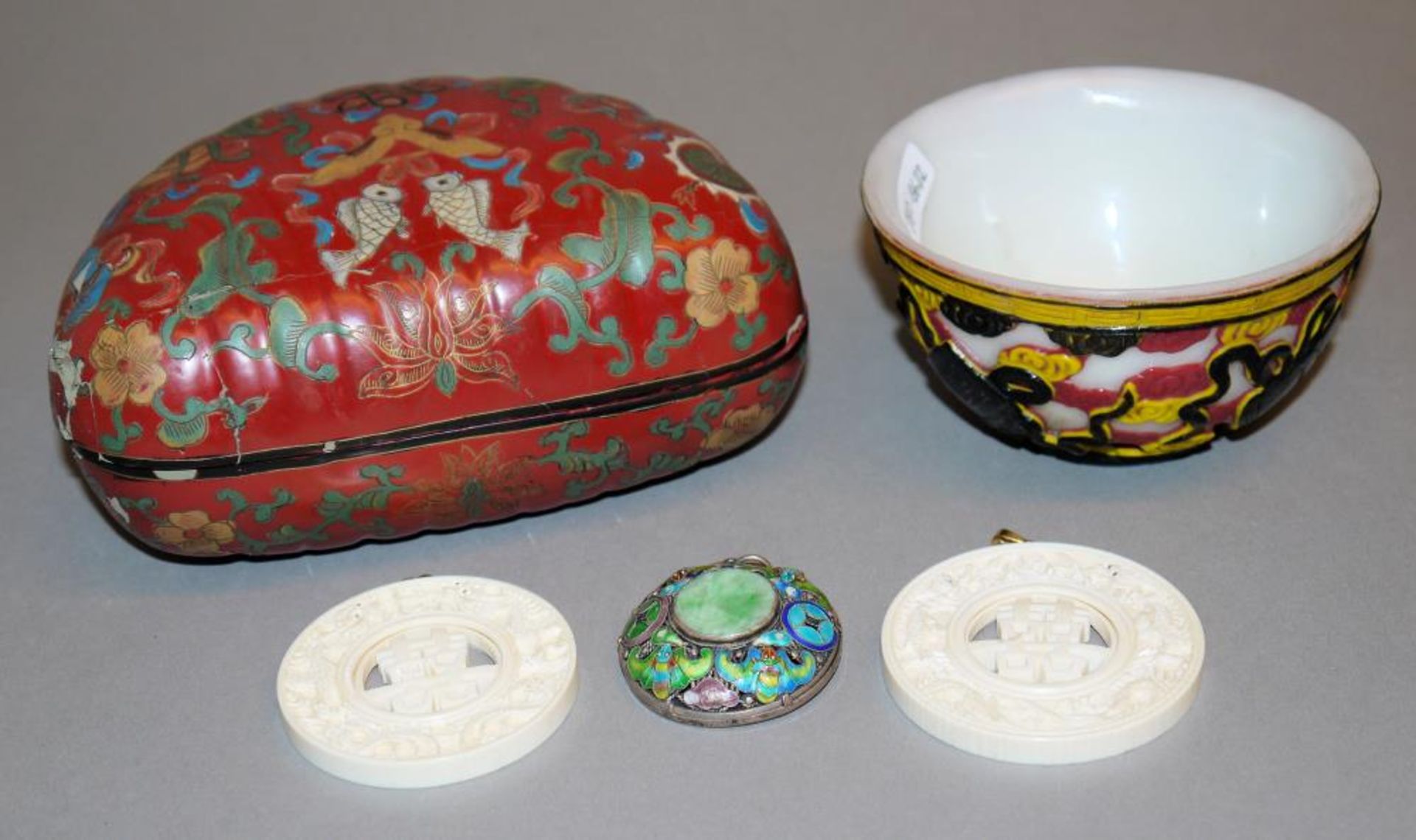 Lackdose, Glasschale und drei Schmuckanhänger, China 19. & 20. Jh. Fünf glückverheißende Objekte: