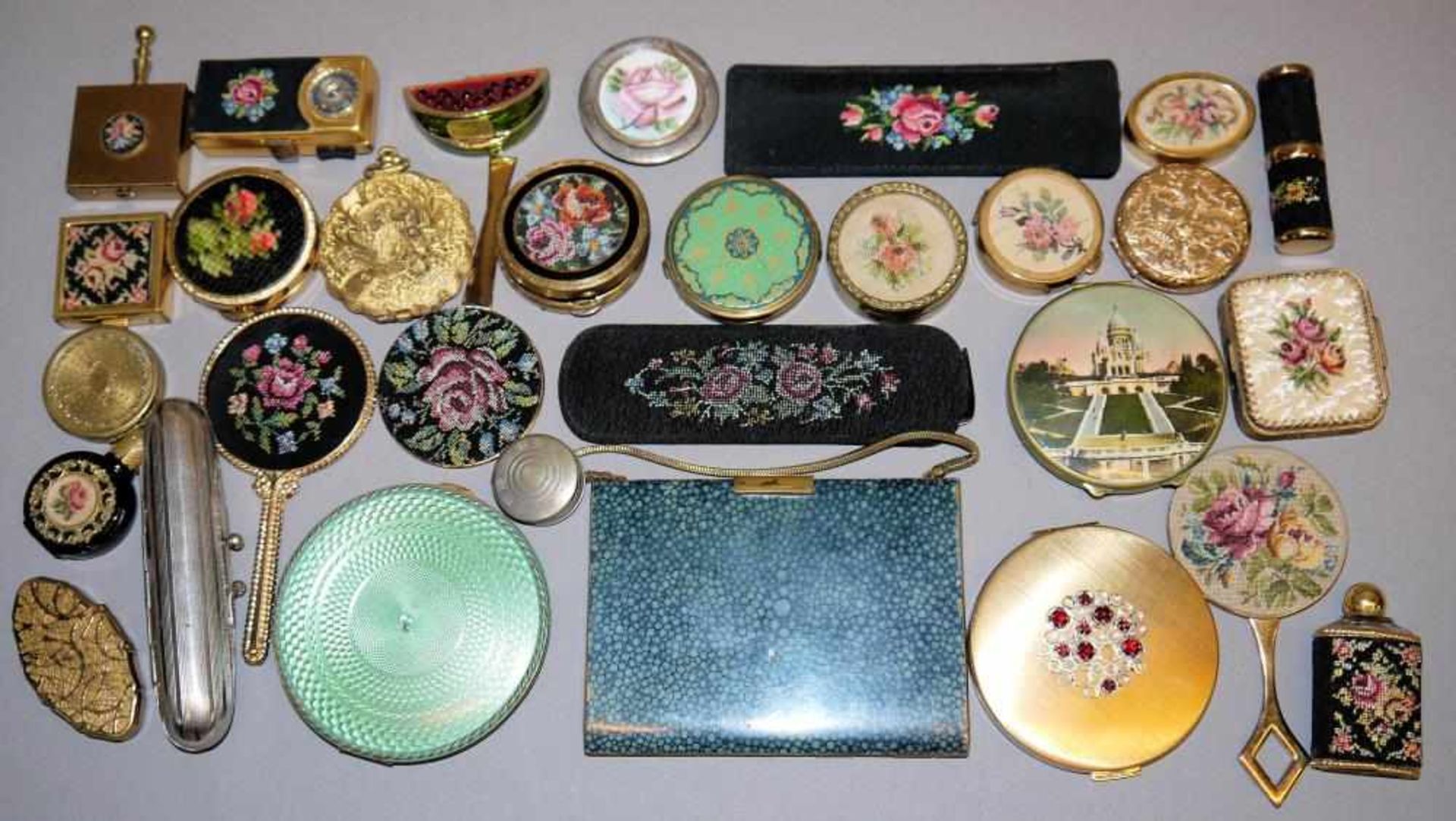 Große Sammlung Puderdosen, Pillendosen, Parfumflakons, Taschenspiegel, Lippenstift-Etuis ab 1920er