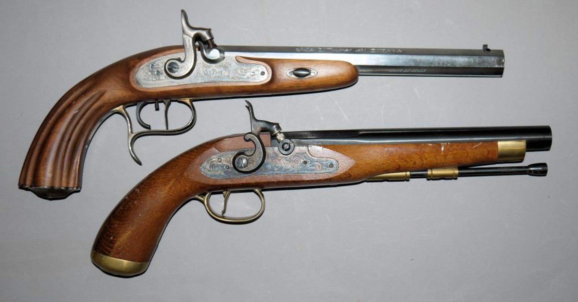Zwei Vorderlader-Pistolen von Armi, Italien und Dikar, Spanien, 20. Jh. Percussions-Pistole von