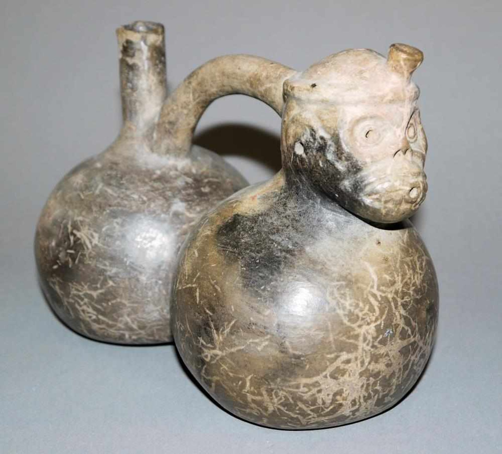 Präkolumbisches Flötengefäß (Silvador) mit Totenschädel, Chimu-Kultur, Peru, ca. 10. – 15. Jh.