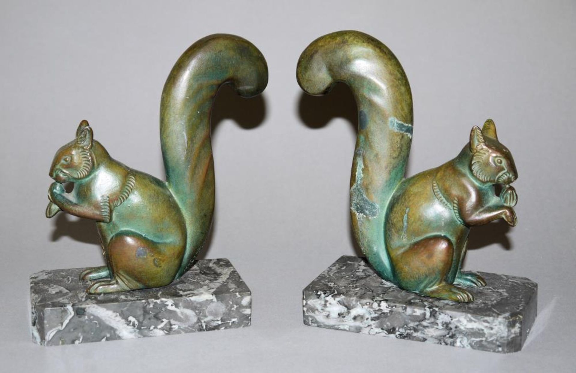 Michel Leducq, Paar figürliche Buchstützen des Art Deco Eichhörnchen, Regule-Bronze, um 1930