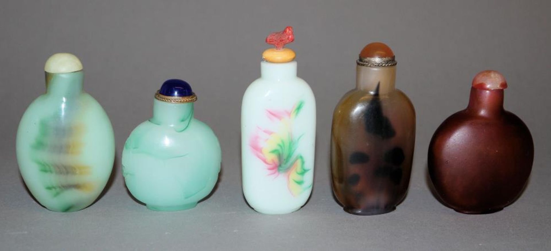 Fünf chinesische Snuffbottle aus Achatglas, 1. H. 20. Jh. Alle Flaschen mit glatter Wandung, Glas
