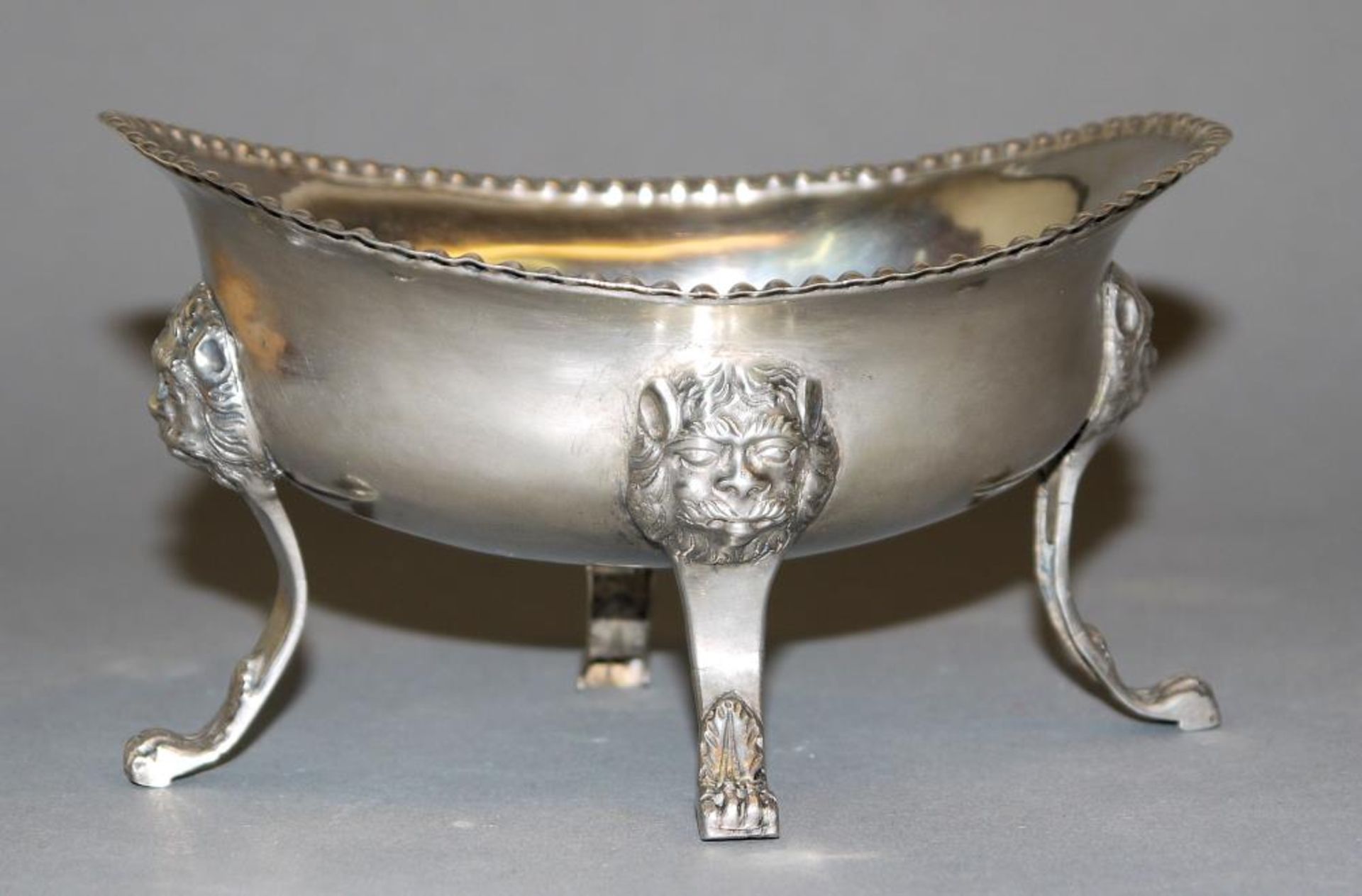 Silberne Zuckerschale, Brescia um 1815 Wannenförmige Schale mit Perlrand, auf vier Klauenfüßen mit