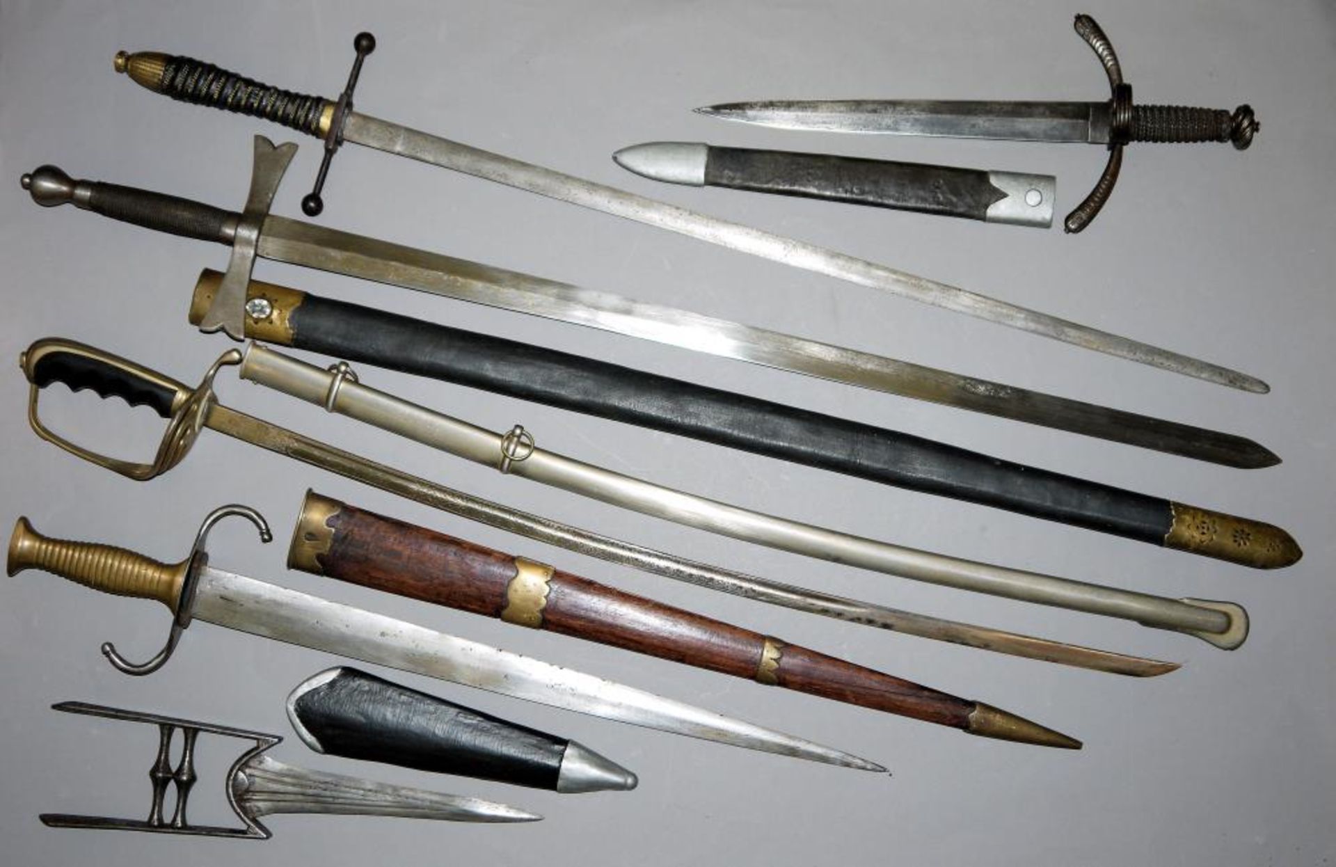 Sechs Blankwaffen aus Europa und Asien Spanischer Säbel, drei Langschwerter, ein Kurzschwert mit