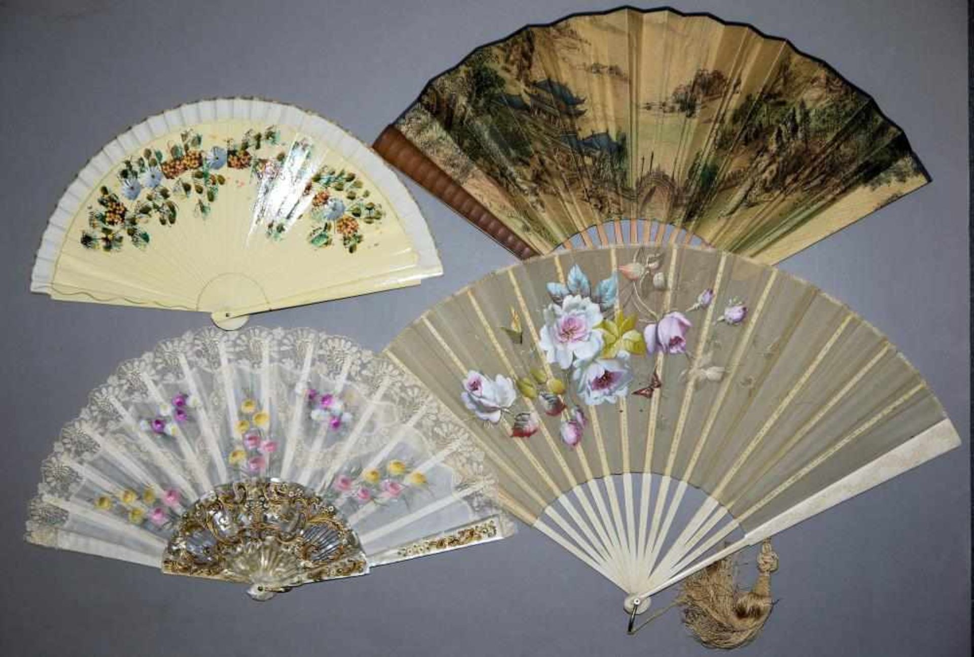 Vier Fächer, u.a. Spanien und China ab 1930er Jahre Fächer mit lackierten Stehen und Blumen in