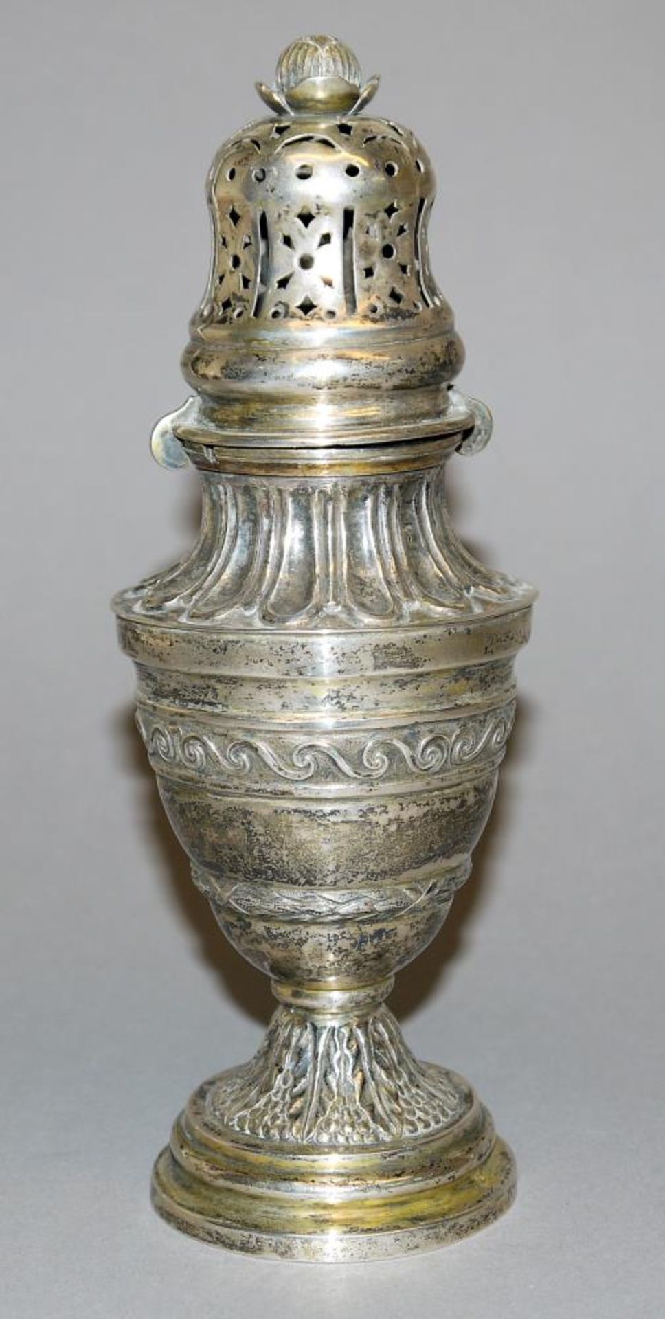 Zuckerstreuer aus Silber um 1800 Silber gepr., am Boden eingravierte Initialien und Datum 1801,