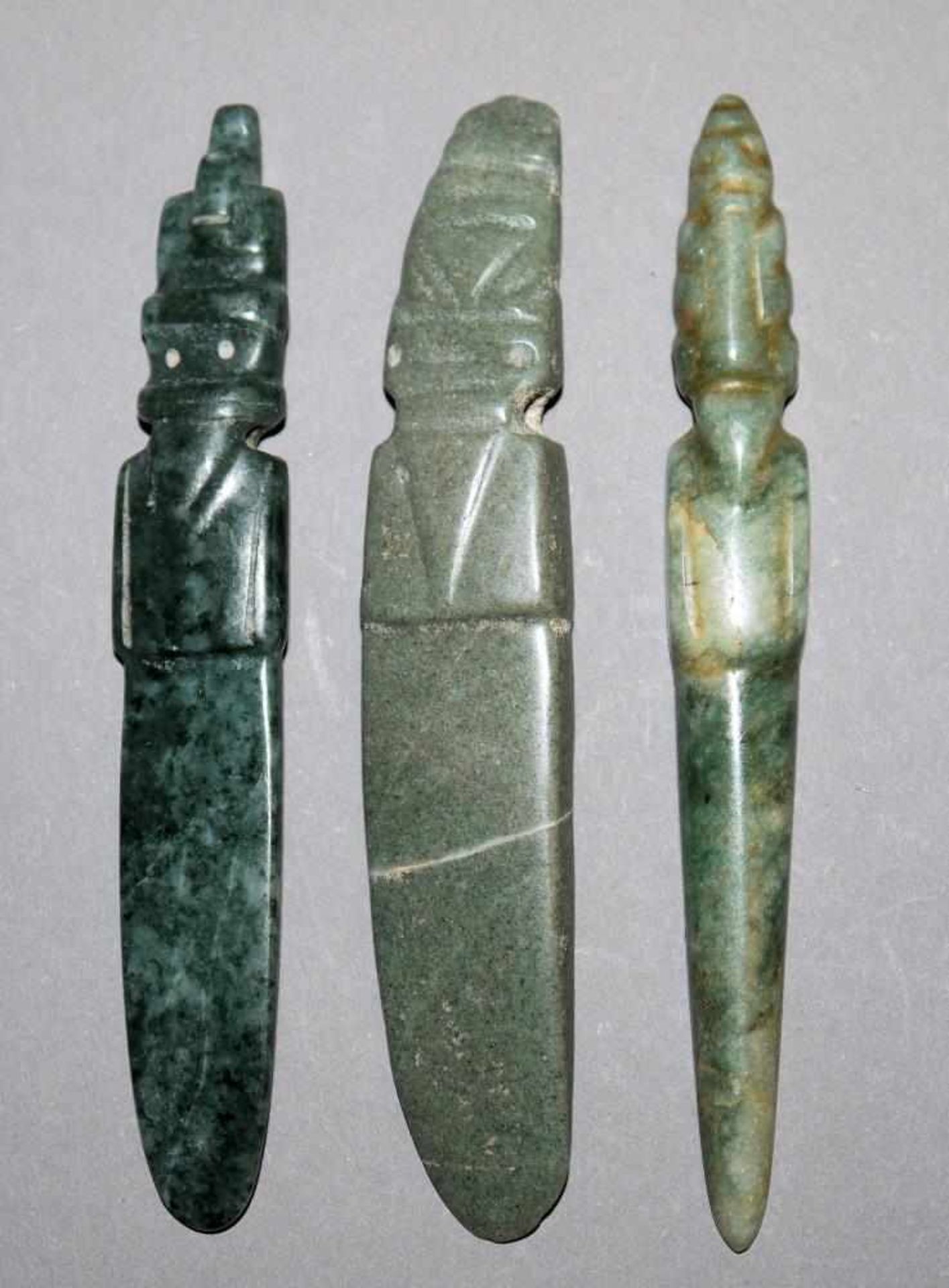 Drei präkolumbische „Axtgottheiten“ aus Jade, Nicoya-Kultur, Costa Rica 1. Jh. v. Chr. – 5. Jh. n.