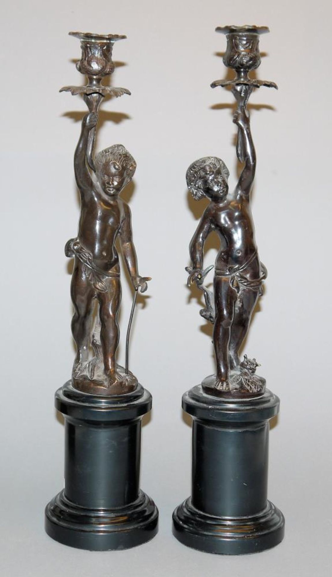 Paar große Putten–Leuchter, Bronze/schwarzer Stein Putten strecken in der linken und rechten Hand