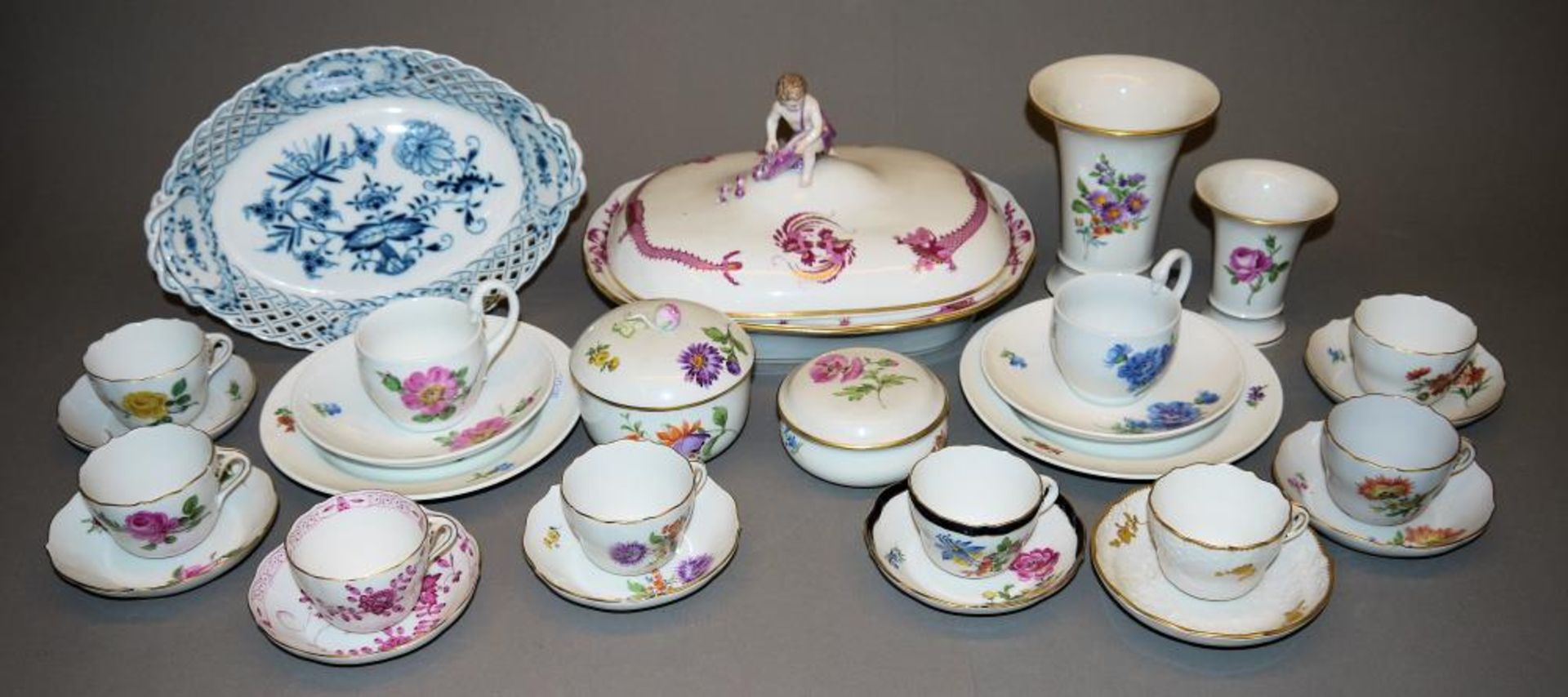 Sammlung Meißner-Porzellan ab 1850: 2 Kaffeetassen u. Teller, 8 Mokkatassen, 2 Vasen, Terrine,