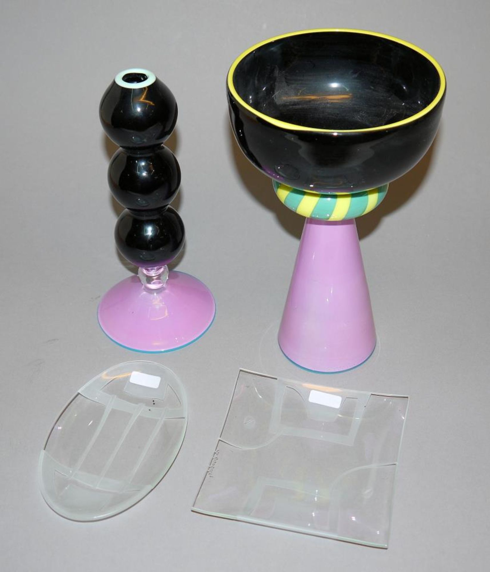 Pia Kwate, Studioglas-Vase und Studioglas-Pokal von 1990, signiert & J. Erchen?, zwei Studioglas-