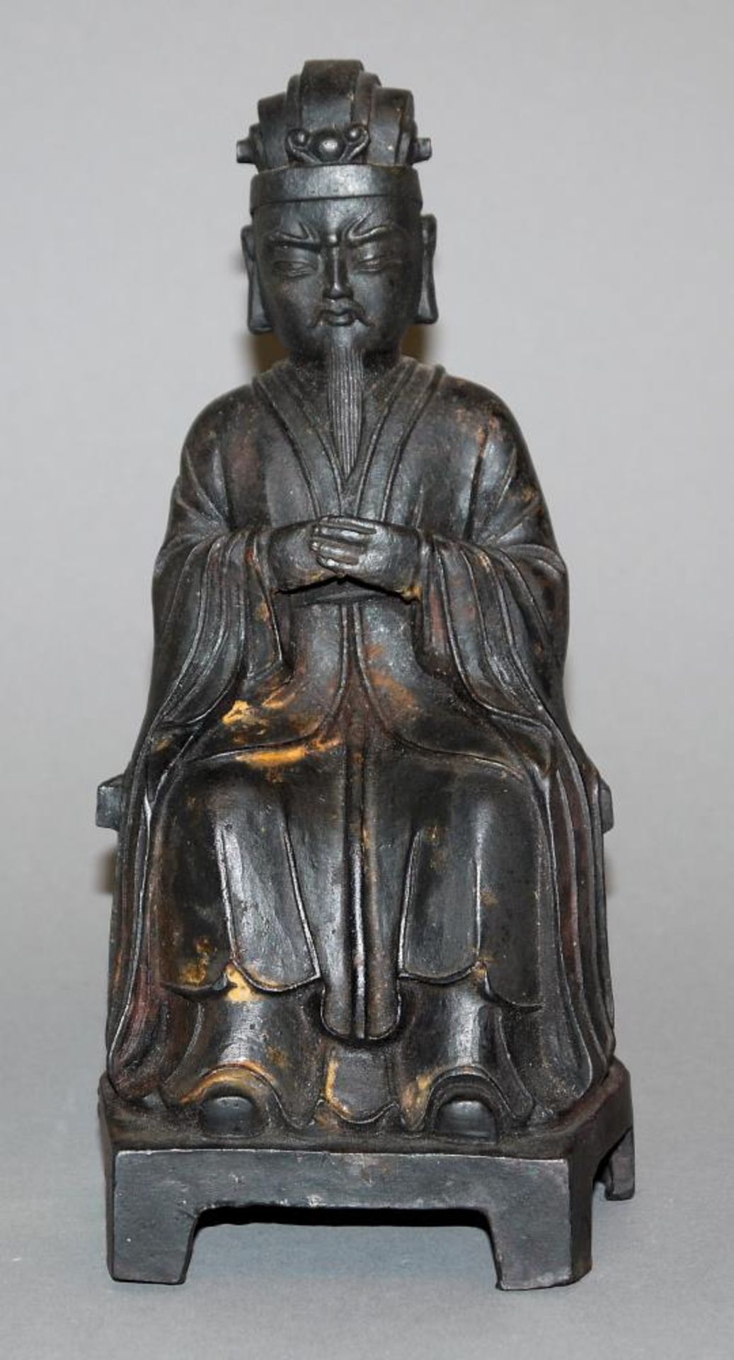 Bronzeplastik eines Himmelsbeamten, China 20. Jh. Der Beamtengott mit verschränkten Armen auf