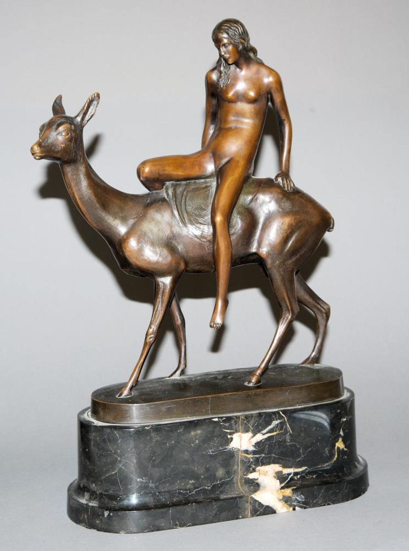 Heinrich Karl Scholz zugeschr., Hirschkuh mit Mädchenakt, Bronzeplastik um 1920 Heinrich Karl Scholz