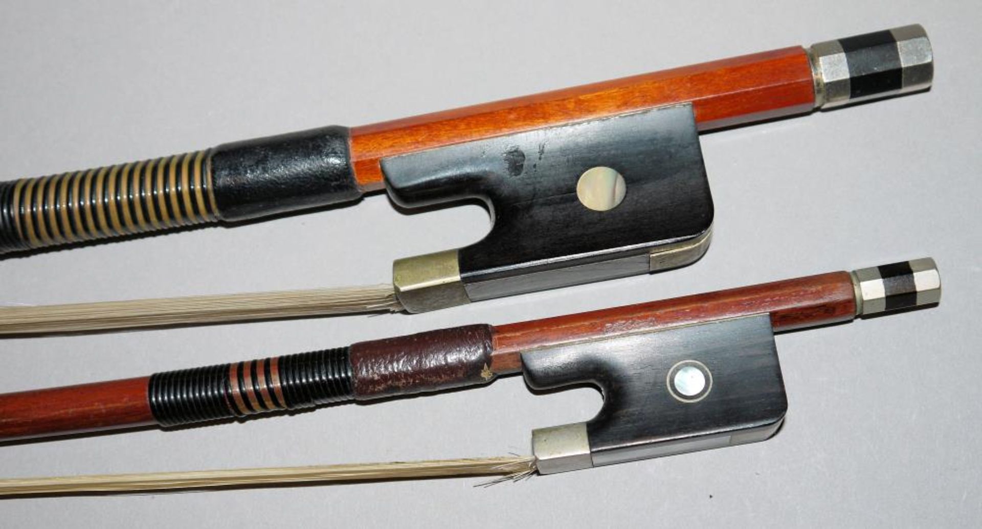 Zwei Cello-Bögen, einmal Roderich Paesold Zwei Cello-Bögen, Brasilholz, 64,5/ 68 cm, einmal signiert