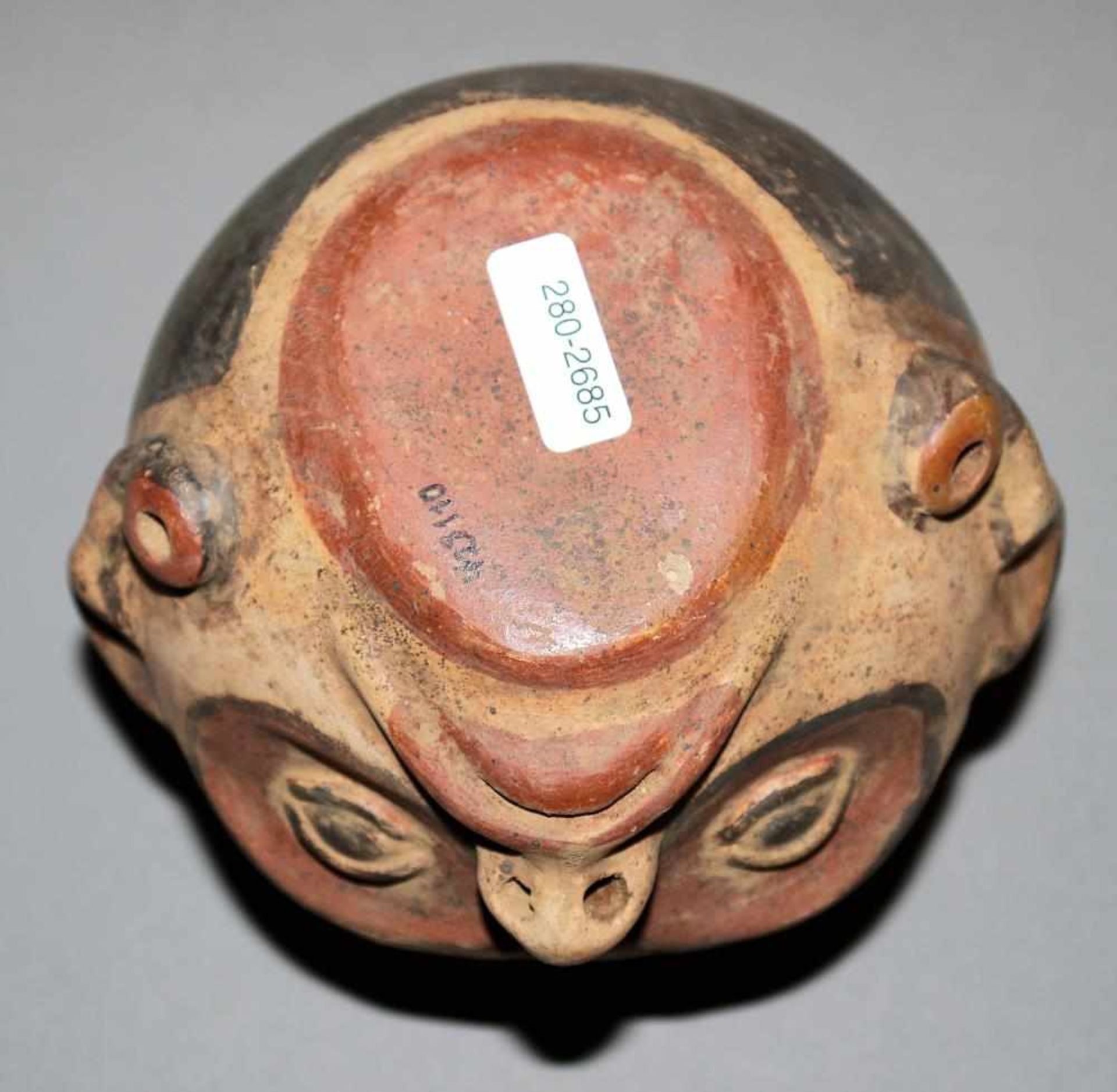Präkolumbischer Kopfbecher, wohl späte Nazca-Kultur, Peru 7.-8. Jh. Tongefäß in Form eines - Bild 3 aus 3