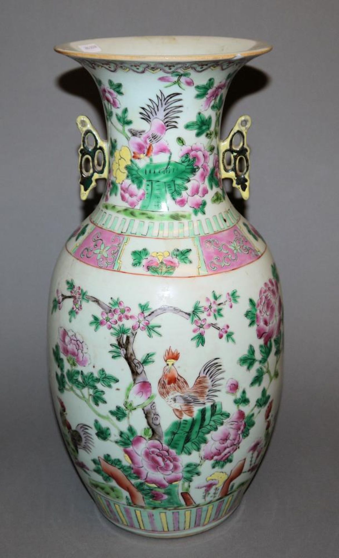 Große Porzellanvase mit Hähnen an Päonien, China 20. Jh. Balustervase mit ausgestellter Mündung