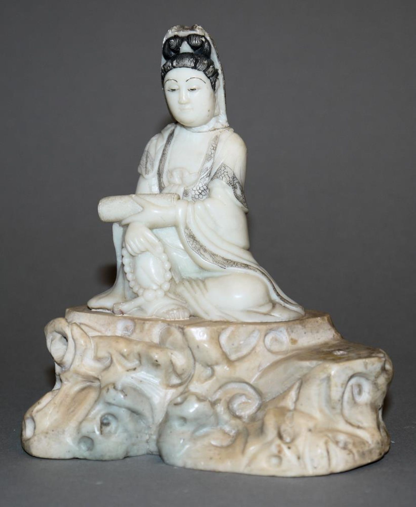 Guanyin auf Felsen, feine Steatit-Skulptur der Qing-Zeit, China 18. Jh. Sitzende Figur aus