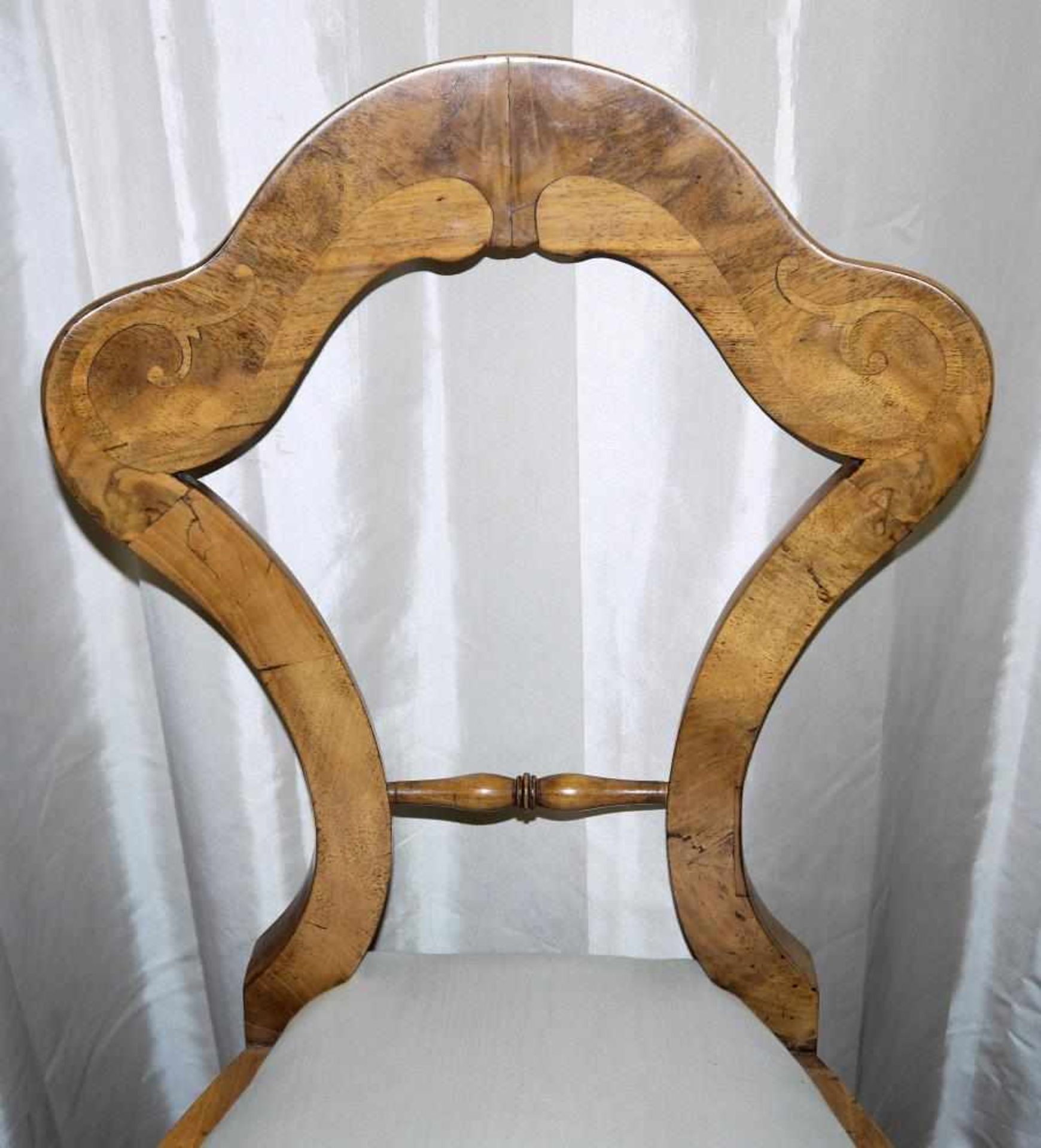 „Demi Lune“ Konsole & Stuhl des Biedermeier um 1830/40 Konsole/Beistelltisch, Nussbaum furniert, - Bild 2 aus 2