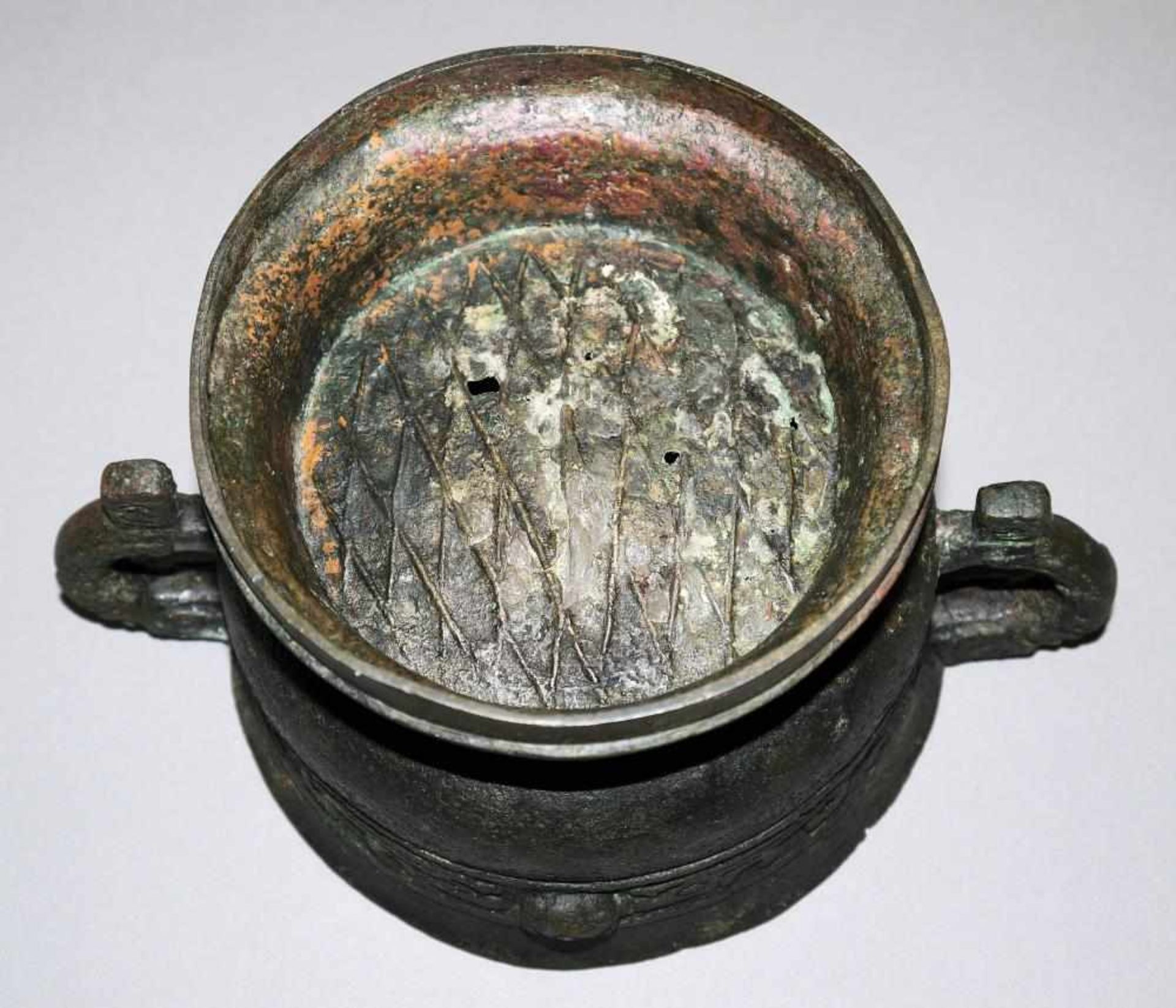 Archaisierendes Bronzegefäß Form Gui, wohl Ming-Zeit, China 14.-16. Jh. Bo Gui, rituelles - Image 3 of 3